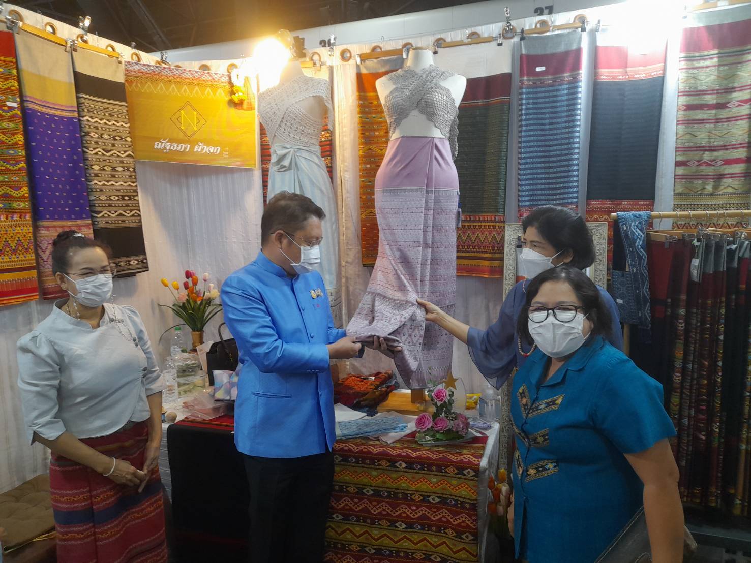 ?ราชบุรี ร่วมพิธีเปิดงาน“ศิลปาชีพประทีปไทย OTOP ก้าวไกลด้วยพระบารมี” ปี 2565 ที่ยิ่งใหญ่อลังการ และนำ OTOP พรีเมี่ยม ของดีราชบุรี เข้าร่วมแสดงและจำหน่าย