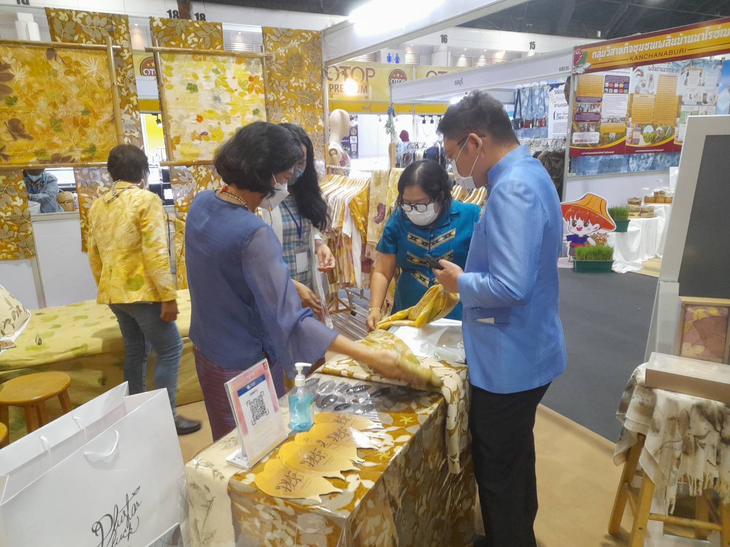 ?ราชบุรี ร่วมพิธีเปิดงาน“ศิลปาชีพประทีปไทย OTOP ก้าวไกลด้วยพระบารมี” ปี 2565 ที่ยิ่งใหญ่อลังการ และนำ OTOP พรีเมี่ยม ของดีราชบุรี เข้าร่วมแสดงและจำหน่าย