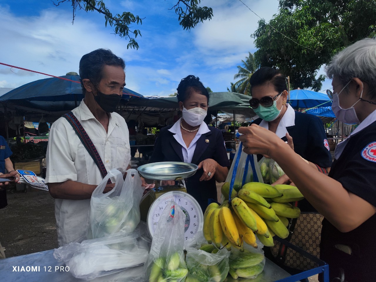 ? ศจพ.จังหวัดราชบุรี ร่วมกับ คณะกรรมการเหล่ากาชาดจังหวัดราชบุรี มอบรถเข็นขายของและอุปกรณ์ประกอบอาชีพค้าขาย แก่ครัวเรือนยากจนเป้าหมายที่ตกเกณฑ์ TPMAP