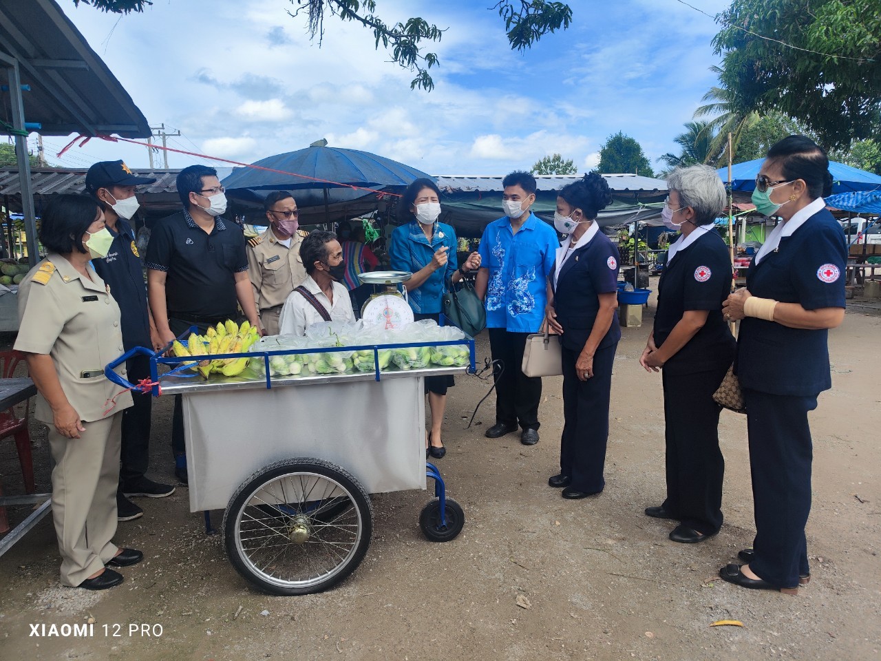 ? ศจพ.จังหวัดราชบุรี ร่วมกับ คณะกรรมการเหล่ากาชาดจังหวัดราชบุรี มอบรถเข็นขายของและอุปกรณ์ประกอบอาชีพค้าขาย แก่ครัวเรือนยากจนเป้าหมายที่ตกเกณฑ์ TPMAP