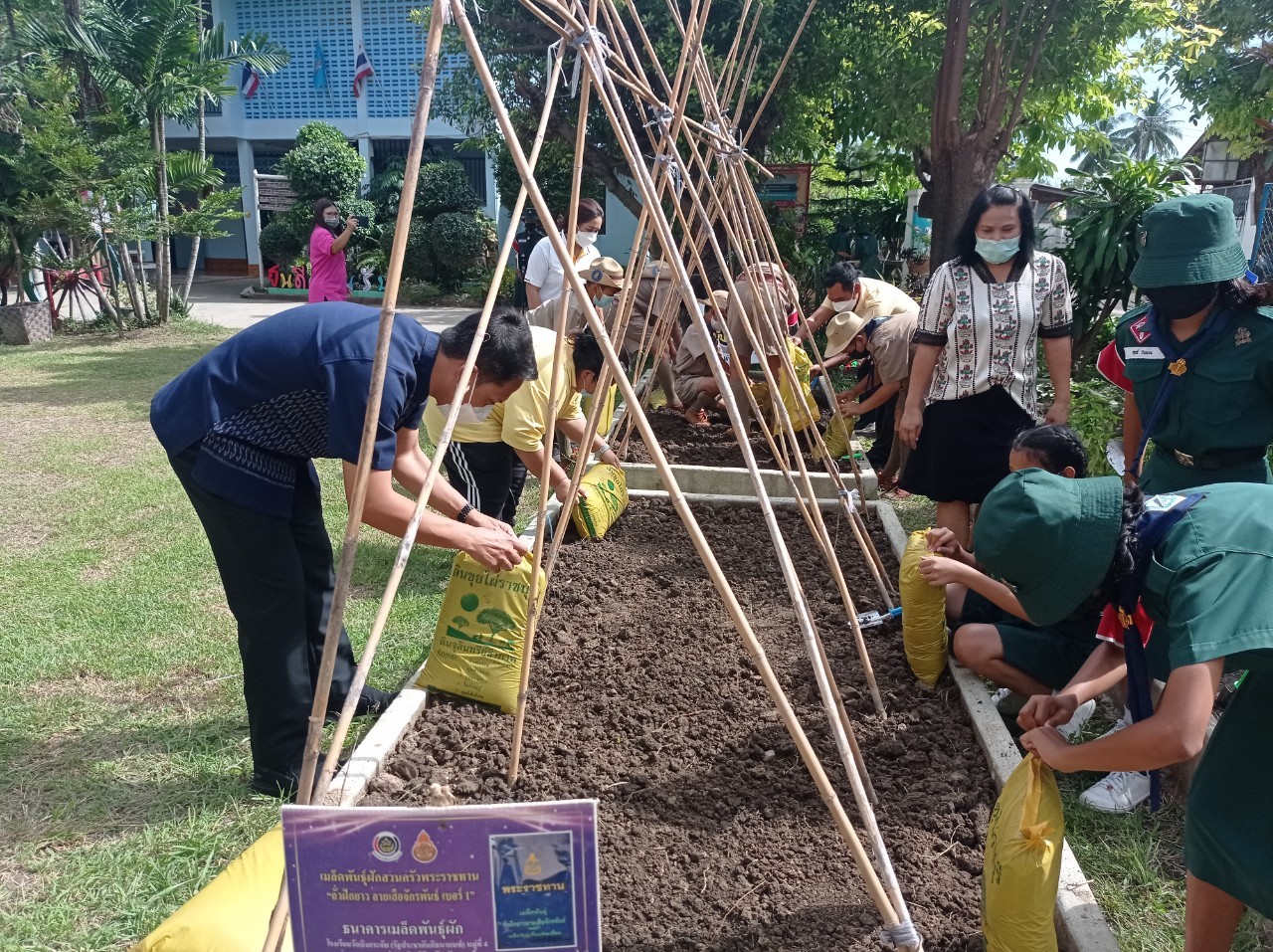 “ปฏิบัติการขจัดความยากจนและพัฒนาคนทุกช่วงวัย”