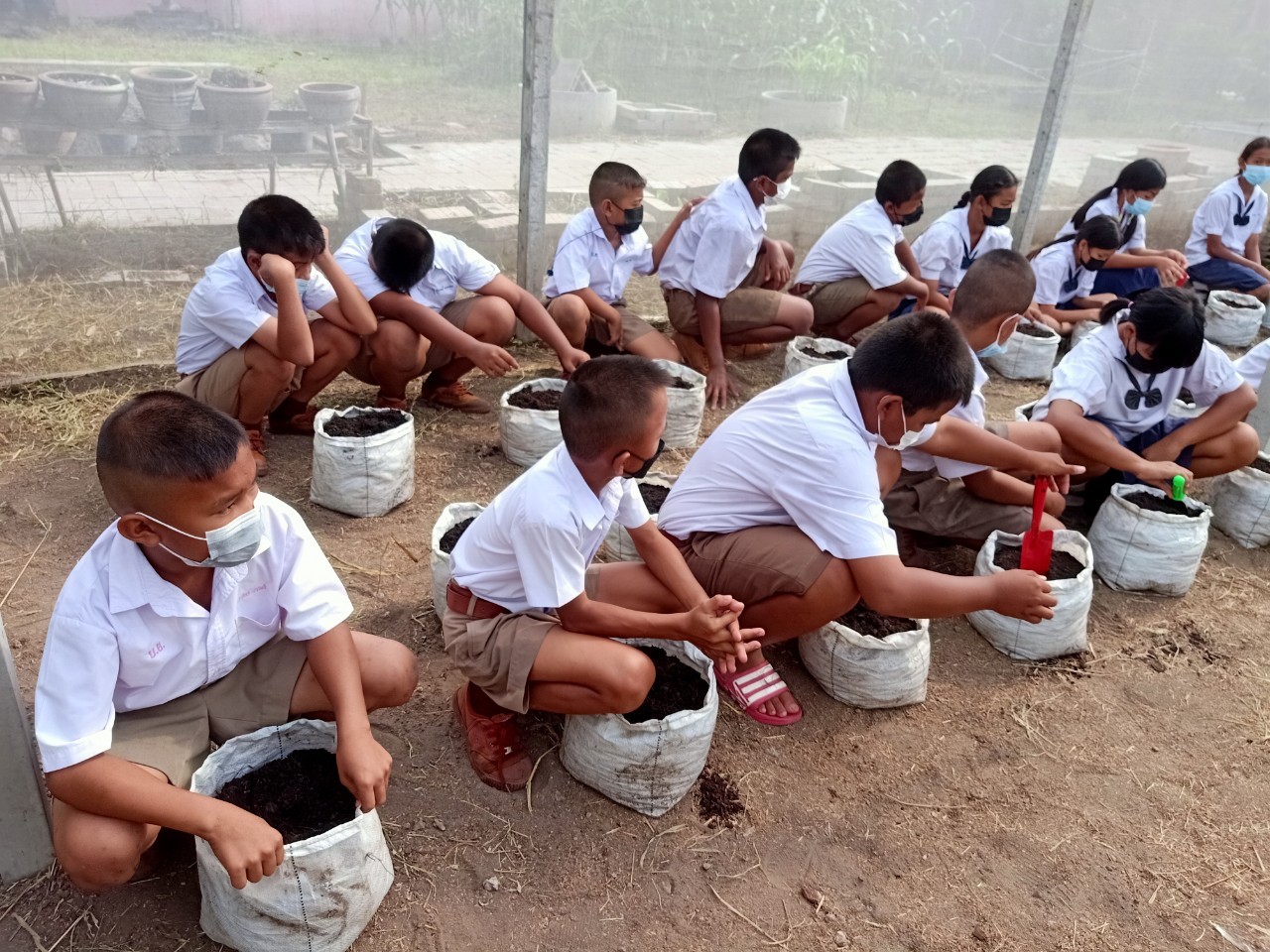 “ปฏิบัติการขจัดความยากจนและพัฒนาคนทุกช่วงวัย”