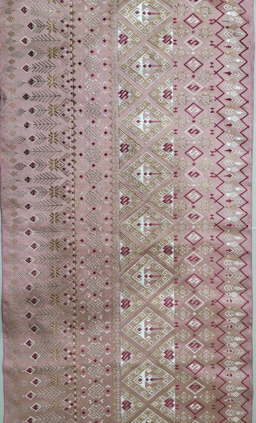 ?สุดปลื้ม ผ้าลายพระราชทานฯจังหวัดราชบุรี ไปต่อ 4 ผืน เข้ารอบการประกวดระดับประเทศ ผ้าลายพระราชทาน “ผ้าลายขิดนารีรัตนราชกัญญา “