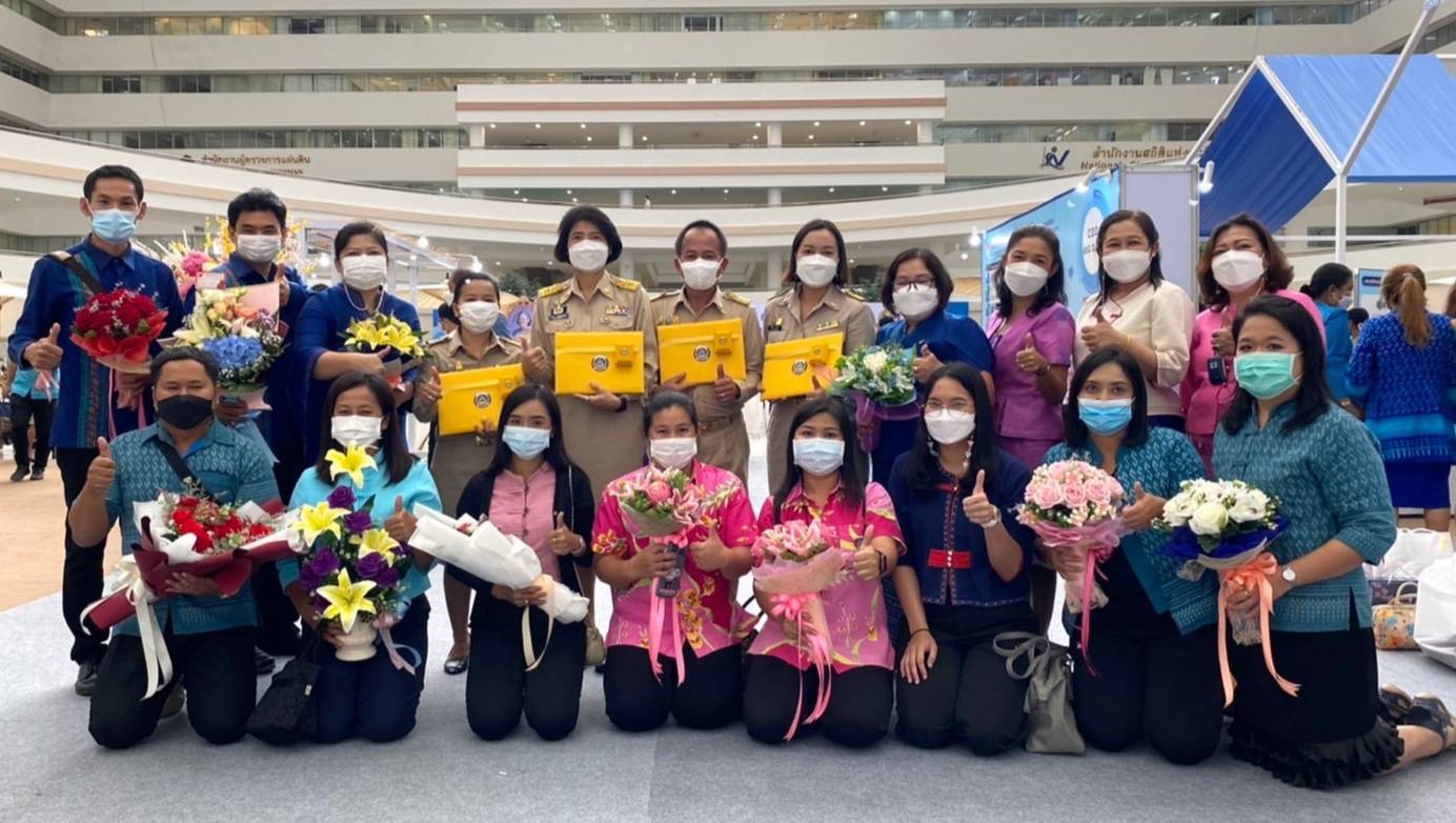 ? วันแห่งความภาคภูมิ พช.ราชบุรี นำทีมงานเข้ารับรางวัล“ข้าราชการฯดีเด่น กรมการพัฒนาชุมชน ประจำปี 2565″ ในงาน “วันพัฒนาชุมชน ครั้งที่ 11 CD DAY 2022″ รวม 4 รางวัล