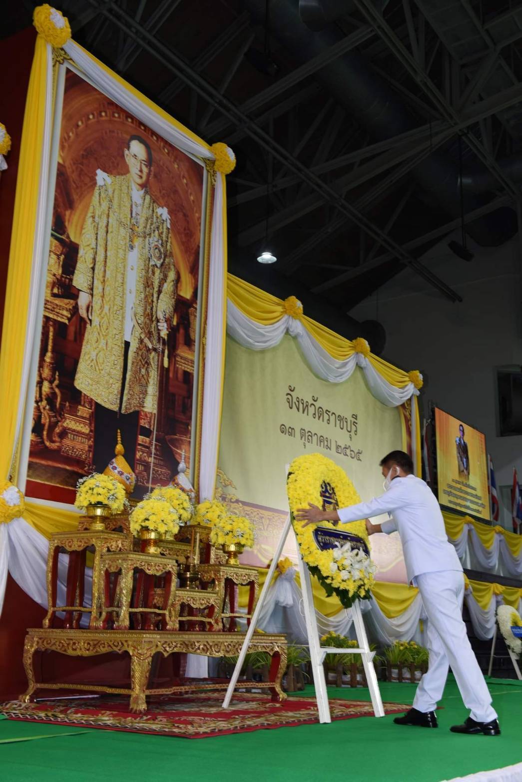 ?ผวจ.ราชบุรี นำข้าราชการในสังกัดวางพวงมาลา และนำพสนิกรน้อมรำลึกในพระมหากรุณาธิคุณ เนื่องในวันคล้ายวันสวรรคต พระบาทสมเด็จพระบรมชนกาธิเบศร มหาภูมิพลอดุลยเดชมหาราช บรมนาถบพิตร 13 ตุลาคม 2565