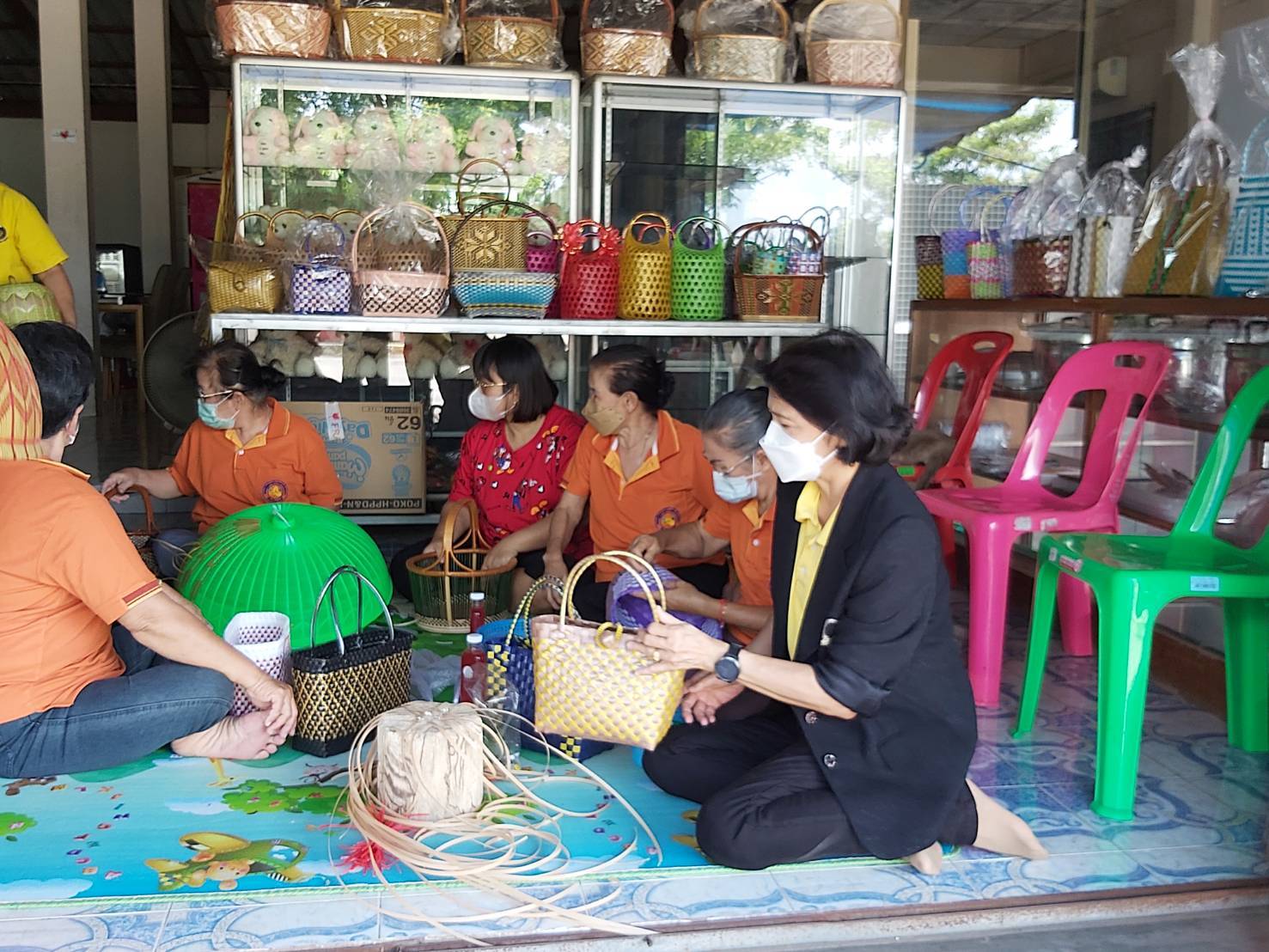 ? พช.ราชบุรี เยี่ยมชมและให้กำลังใจแก่กลุ่มอาชีพสตรี ที่ได้รับผลกระทบจากสถานการณ์ การแพร่ระบาดของโควิด-19 ณ พื้นที่อำเภอดำเนินสะดวก