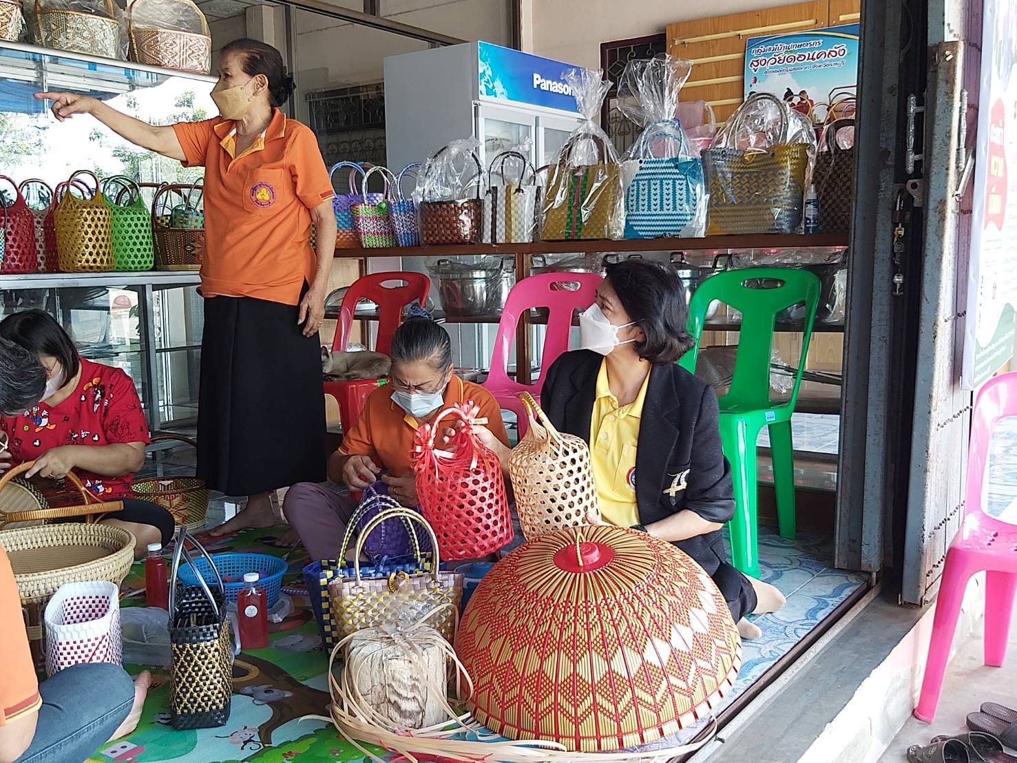 ? พช.ราชบุรี เยี่ยมชมและให้กำลังใจแก่กลุ่มอาชีพสตรี ที่ได้รับผลกระทบจากสถานการณ์ การแพร่ระบาดของโควิด-19 ณ พื้นที่อำเภอดำเนินสะดวก