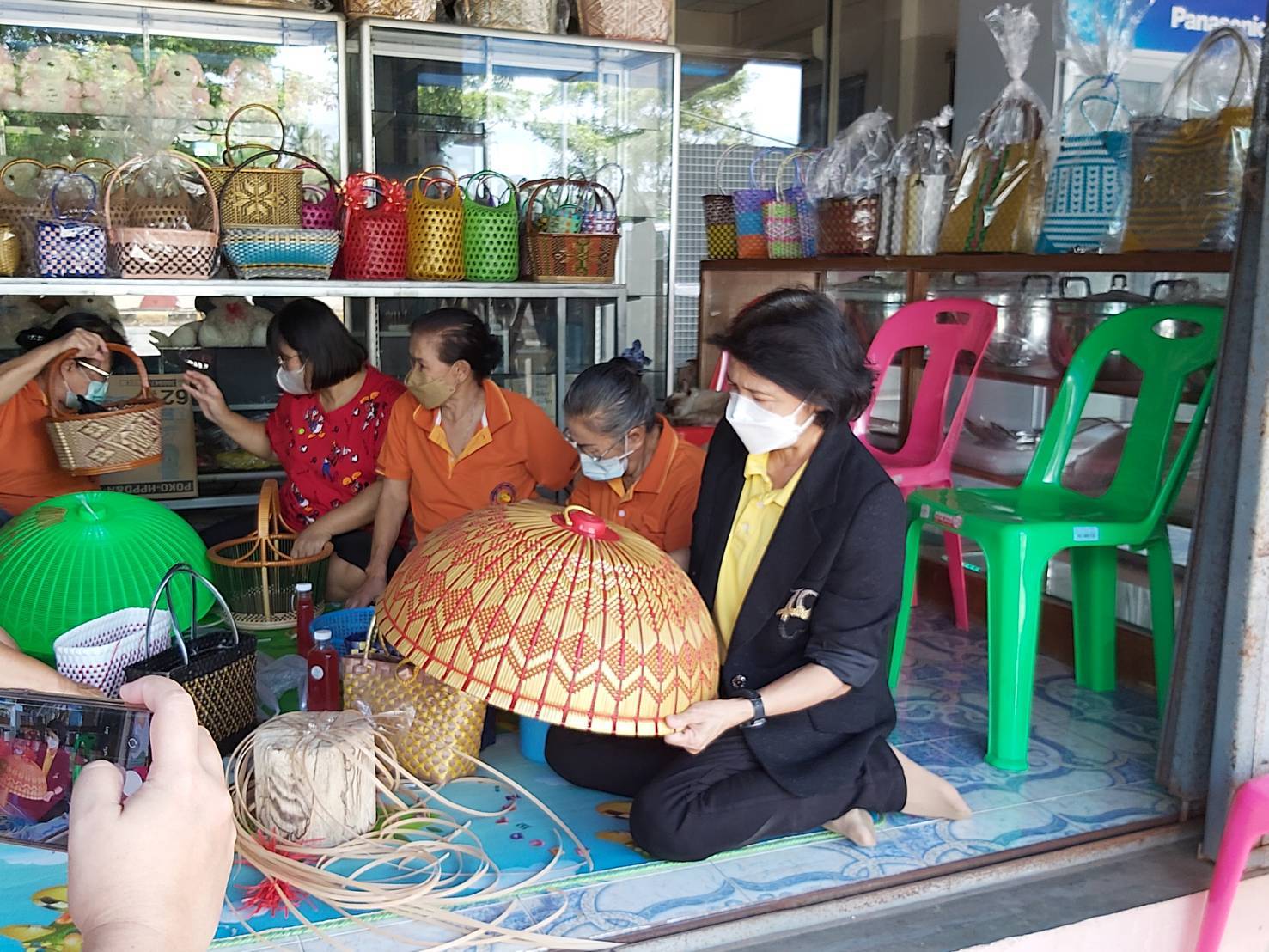 ? พช.ราชบุรี เยี่ยมชมและให้กำลังใจแก่กลุ่มอาชีพสตรี ที่ได้รับผลกระทบจากสถานการณ์ การแพร่ระบาดของโควิด-19 ณ พื้นที่อำเภอดำเนินสะดวก