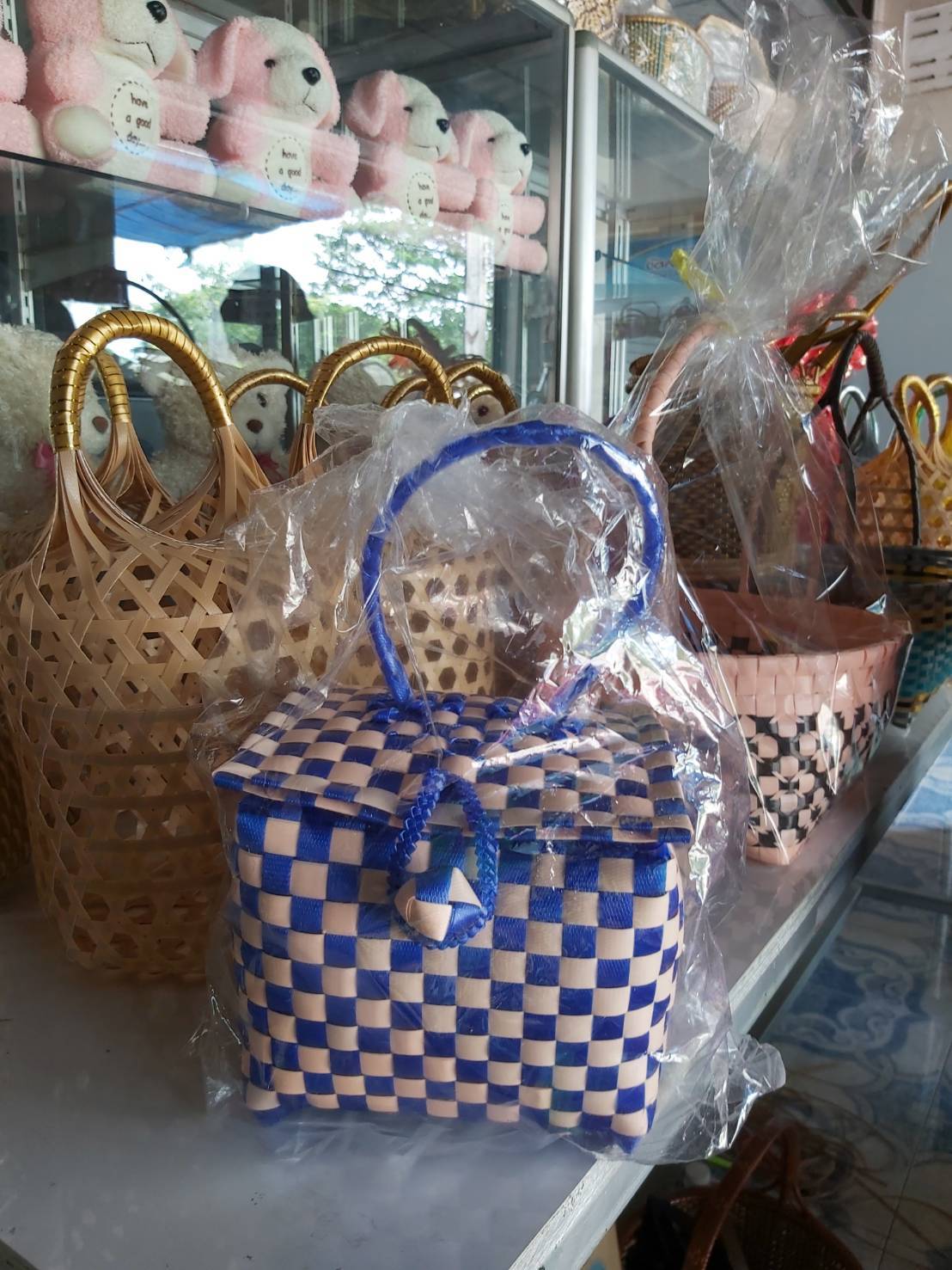 ? พช.ราชบุรี เยี่ยมชมและให้กำลังใจแก่กลุ่มอาชีพสตรี ที่ได้รับผลกระทบจากสถานการณ์ การแพร่ระบาดของโควิด-19 ณ พื้นที่อำเภอดำเนินสะดวก