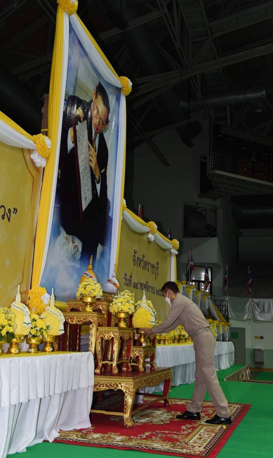 ?พช ราชบุรี ร่วมพิธีถวายพระราชสักการะวางพานพุ่มดอกไม้สด เนื่องในวันพระบิดาแห่งฝนหลวง ประจำปี 2565