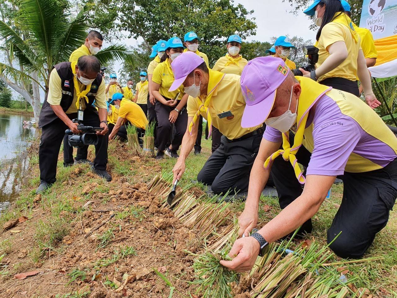 ?พช.ราชบุรี ร่วมกิจกรรมจิตอาสาฯ เนื่องในวันคล้ายวันพระบรมราชสมภพพระบาทสมเด็จ พระบรมชนกาธิเบศร มหาภูมิพลอดุลยเดชมหาราช บรมนาถบพิตร วันชาติ วันพ่อแห่งชาติ และ kick off กิจกรรมเนื่องใน “วันดินโลก 5 ธันวาคม 2565”