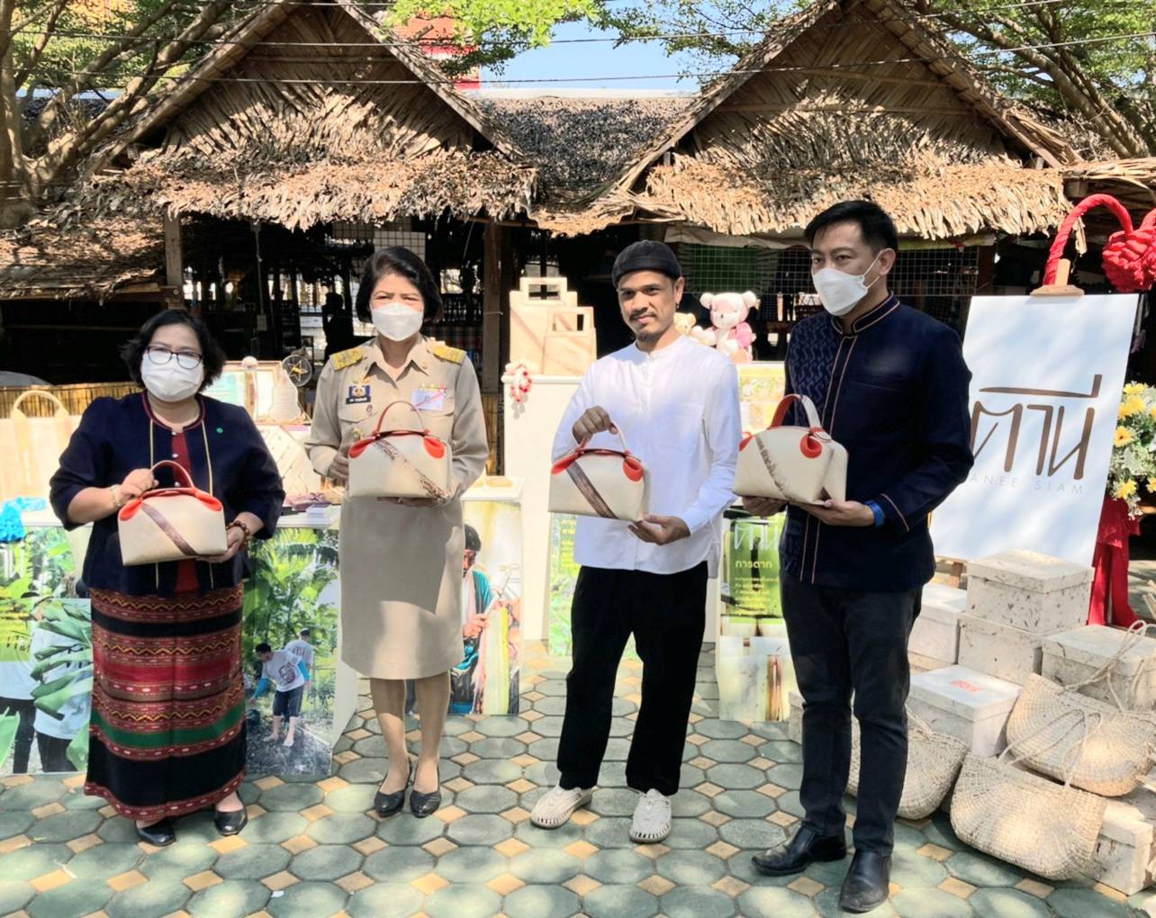 ? พช.ราชบุรี ร่วมต้อนรับนายกรัฐมนตรี พร้อมด้วยคณะรัฐมนตรีหลายกระทรวงและรัฐมนตรีว่าการกระทรวงมหาดไทย ลงพื้นที่จังหวัดราชบุรี