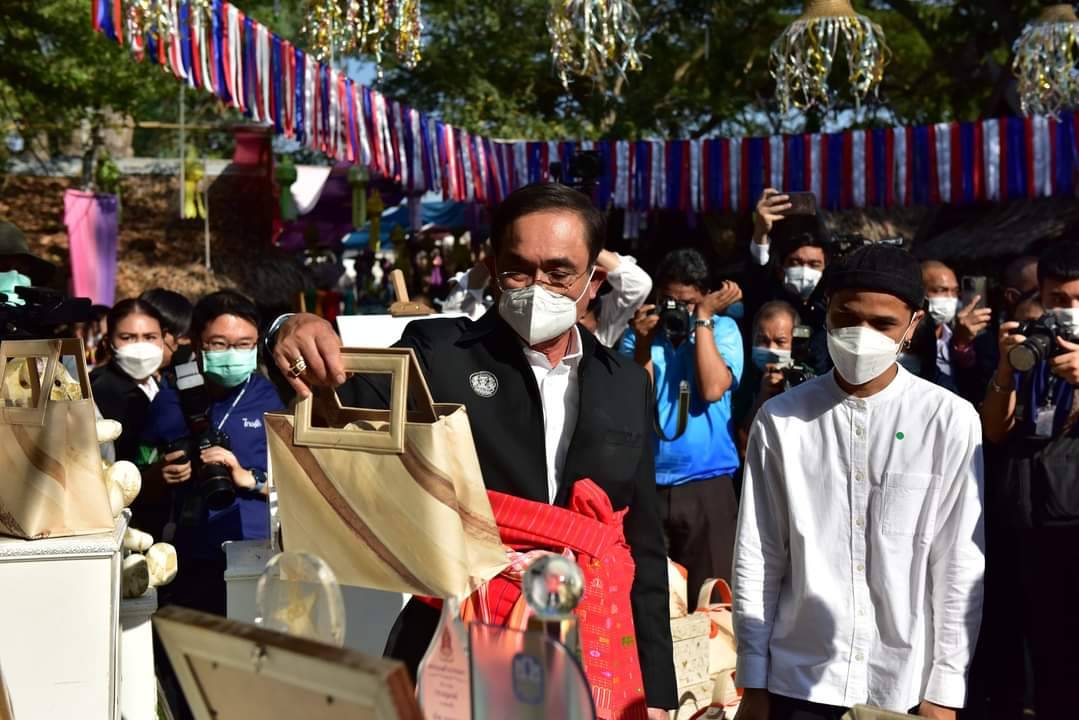 ? พช.ราชบุรี ร่วมต้อนรับนายกรัฐมนตรี พร้อมด้วยคณะรัฐมนตรีหลายกระทรวงและรัฐมนตรีว่าการกระทรวงมหาดไทย ลงพื้นที่จังหวัดราชบุรี