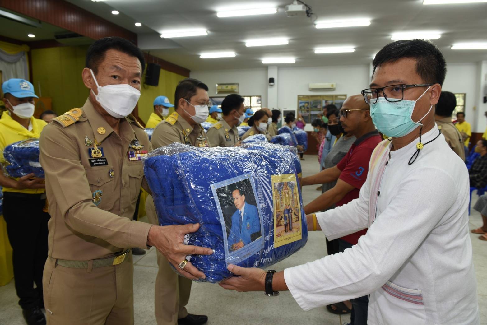 ? พช.ราชบุรี ร่วมมอบผ้าห่มกันหนาวพระราชทาน ให้แก่ประชาชนที่ประสบภัยจากอากาศหนาวเย็น