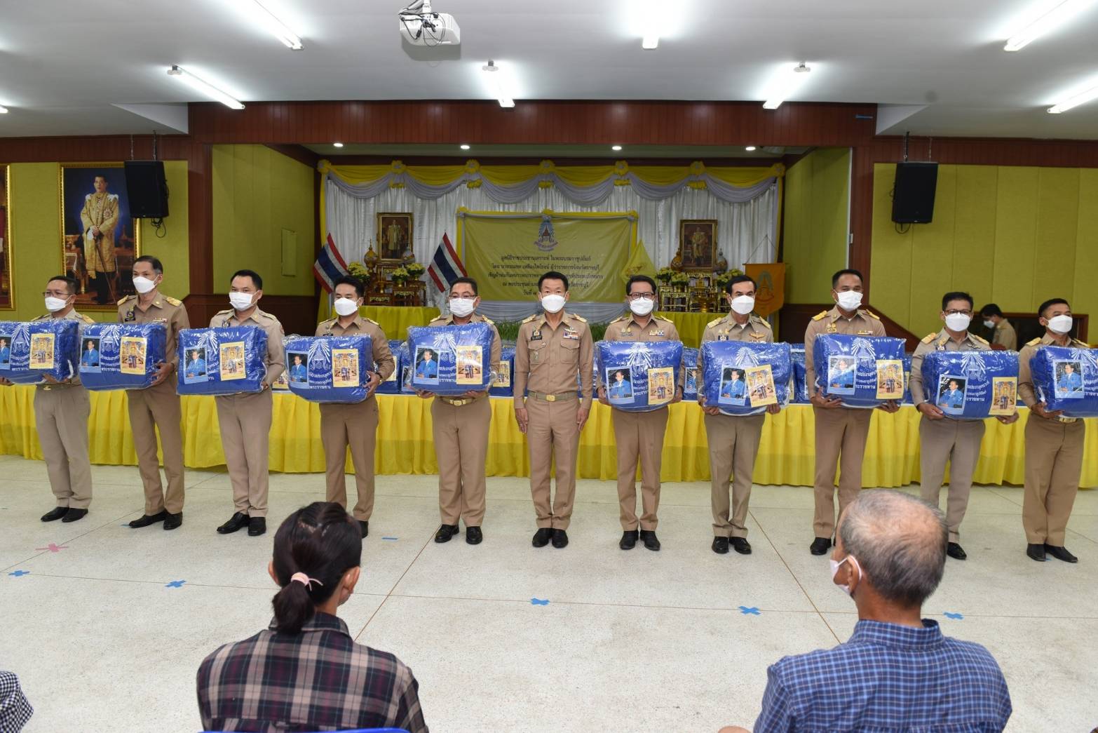 ? พช.ราชบุรี ร่วมมอบผ้าห่มกันหนาวพระราชทาน ให้แก่ประชาชนที่ประสบภัยจากอากาศหนาวเย็น