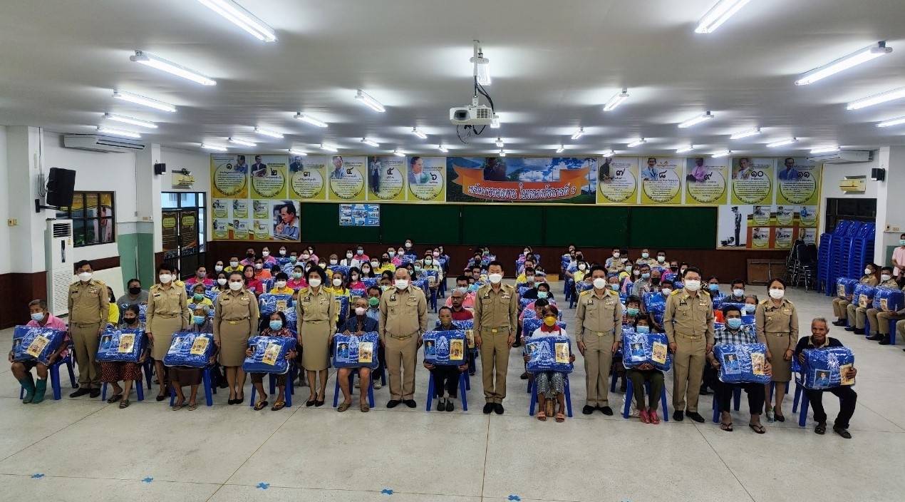 ? พช.ราชบุรี ร่วมมอบผ้าห่มกันหนาวพระราชทาน ให้แก่ประชาชนที่ประสบภัยจากอากาศหนาวเย็น