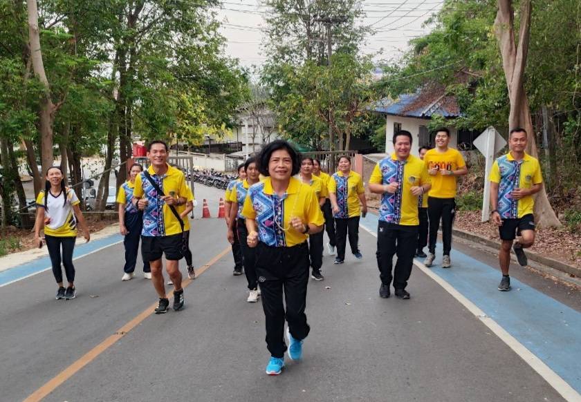 ? เปิดเฟส 3 ผู้นำต้องทำก่อน กับการขับเคลื่อนโครงการ “สร้างพลังกาย เสริมพลังใจ พัฒนาทีมงาน พช.ราชบุรี” ตอน เดิน วิ่ง พิชิตยอดเขาแก่นจันทร์ กราบนมัสการพระสี่มุมเมือง ?