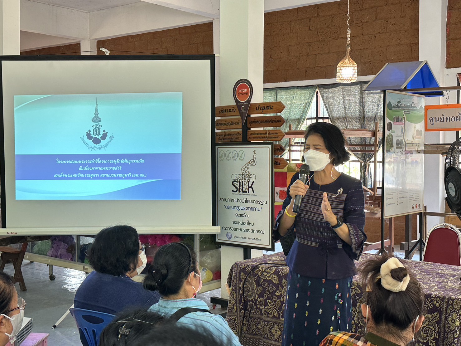 ? ส่งเสริม เพื่อสร้างสรรค์!! พช.ราชบุรี เดินหน้าขับเคลื่อนโครงการอนุรักษ์พันธุกรรมพืชอันเนื่องมาจากพระราชดำริสมเด็จพระเทพรัตนราชสุดาฯ สยามบรมราชกุมารี (อพ.สธ.) กิจกรรมที่ 2 สร้างสรรค์การใช้ประโยชน์จากต้นไม้ประจำจังหวัด (ต้นโมกมัน) เพื่อพัฒนาคุณภาพชีวิต เป็นมิตรกับสิ่งแวดล้อม ณ ศูนย์ทอผ้าจก วัดรางบัว ตำบลรางบัว อำเภอจอมบึง จังหวัดราชบุรี