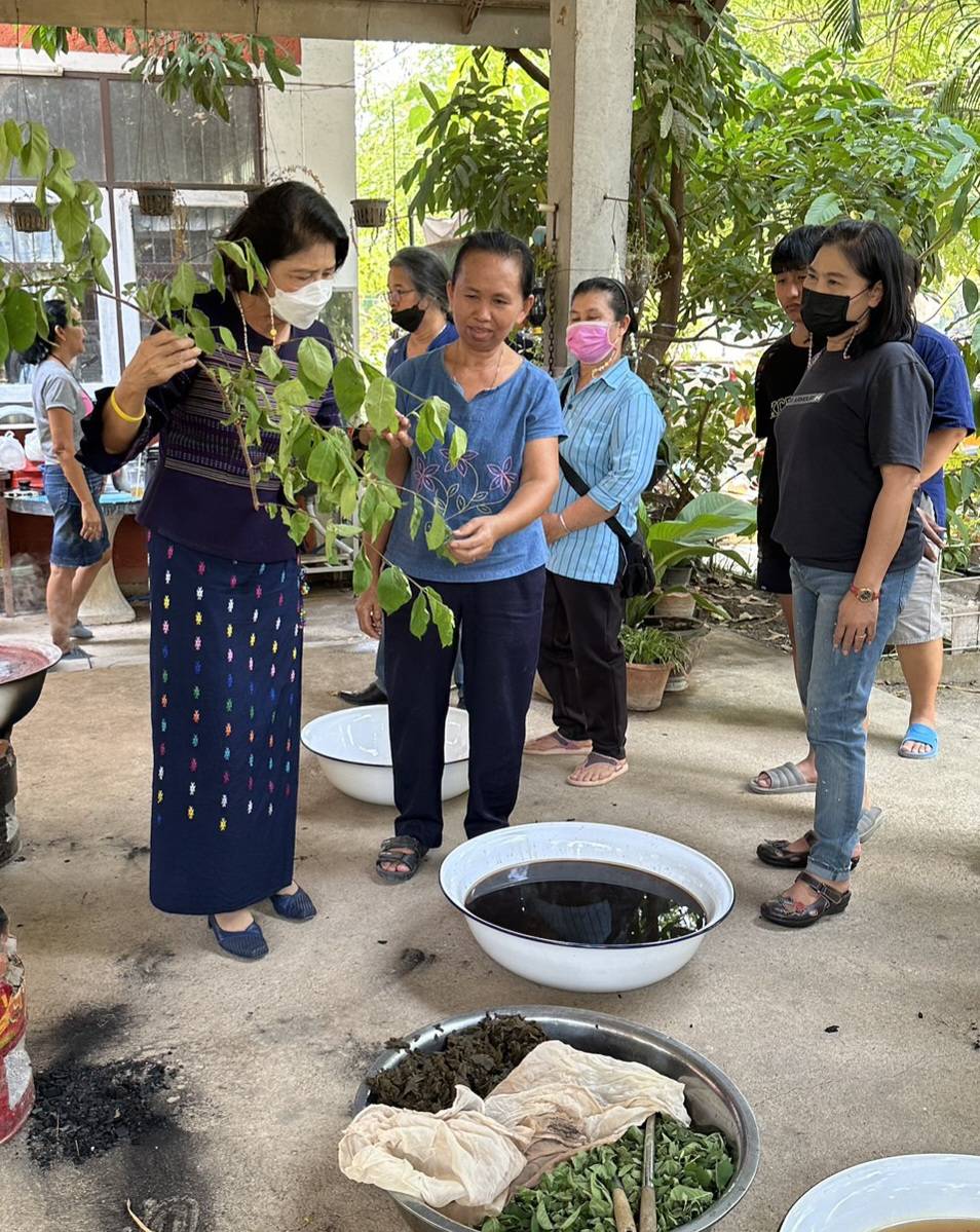 ? ส่งเสริม เพื่อสร้างสรรค์!! พช.ราชบุรี เดินหน้าขับเคลื่อนโครงการอนุรักษ์พันธุกรรมพืชอันเนื่องมาจากพระราชดำริสมเด็จพระเทพรัตนราชสุดาฯ สยามบรมราชกุมารี (อพ.สธ.) กิจกรรมที่ 2 สร้างสรรค์การใช้ประโยชน์จากต้นไม้ประจำจังหวัด (ต้นโมกมัน) เพื่อพัฒนาคุณภาพชีวิต เป็นมิตรกับสิ่งแวดล้อม ณ ศูนย์ทอผ้าจก วัดรางบัว ตำบลรางบัว อำเภอจอมบึง จังหวัดราชบุรี