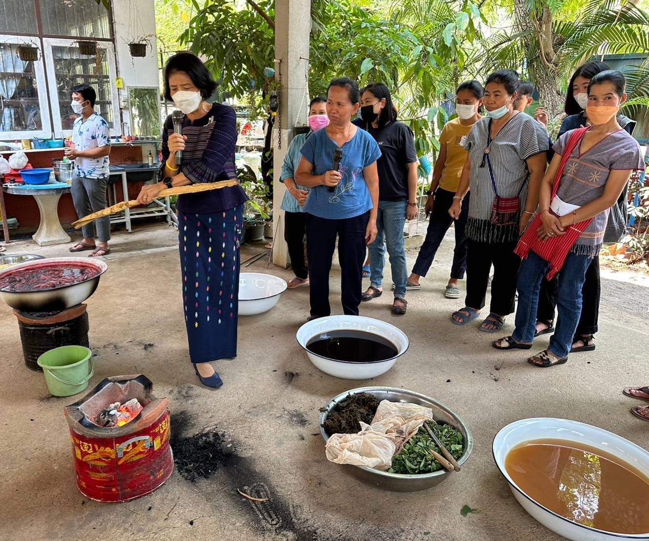 ? ส่งเสริม เพื่อสร้างสรรค์!! พช.ราชบุรี เดินหน้าขับเคลื่อนโครงการอนุรักษ์พันธุกรรมพืชอันเนื่องมาจากพระราชดำริสมเด็จพระเทพรัตนราชสุดาฯ สยามบรมราชกุมารี (อพ.สธ.) กิจกรรมที่ 2 สร้างสรรค์การใช้ประโยชน์จากต้นไม้ประจำจังหวัด (ต้นโมกมัน) เพื่อพัฒนาคุณภาพชีวิต เป็นมิตรกับสิ่งแวดล้อม ณ ศูนย์ทอผ้าจก วัดรางบัว ตำบลรางบัว อำเภอจอมบึง จังหวัดราชบุรี