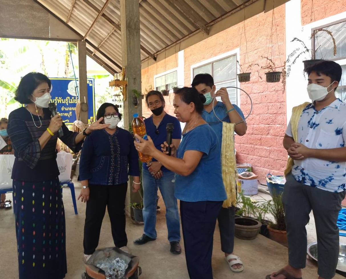 ? ส่งเสริม เพื่อสร้างสรรค์!! พช.ราชบุรี เดินหน้าขับเคลื่อนโครงการอนุรักษ์พันธุกรรมพืชอันเนื่องมาจากพระราชดำริสมเด็จพระเทพรัตนราชสุดาฯ สยามบรมราชกุมารี (อพ.สธ.) กิจกรรมที่ 2 สร้างสรรค์การใช้ประโยชน์จากต้นไม้ประจำจังหวัด (ต้นโมกมัน) เพื่อพัฒนาคุณภาพชีวิต เป็นมิตรกับสิ่งแวดล้อม ณ ศูนย์ทอผ้าจก วัดรางบัว ตำบลรางบัว อำเภอจอมบึง จังหวัดราชบุรี