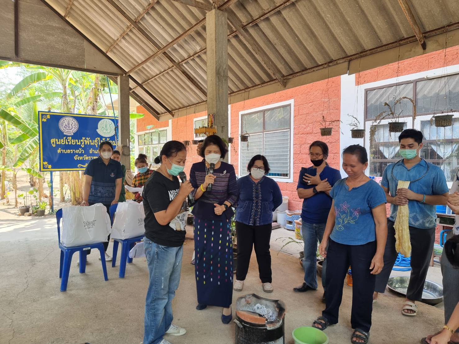 ? ส่งเสริม เพื่อสร้างสรรค์!! พช.ราชบุรี เดินหน้าขับเคลื่อนโครงการอนุรักษ์พันธุกรรมพืชอันเนื่องมาจากพระราชดำริสมเด็จพระเทพรัตนราชสุดาฯ สยามบรมราชกุมารี (อพ.สธ.) กิจกรรมที่ 2 สร้างสรรค์การใช้ประโยชน์จากต้นไม้ประจำจังหวัด (ต้นโมกมัน) เพื่อพัฒนาคุณภาพชีวิต เป็นมิตรกับสิ่งแวดล้อม ณ ศูนย์ทอผ้าจก วัดรางบัว ตำบลรางบัว อำเภอจอมบึง จังหวัดราชบุรี