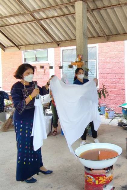 ? ส่งเสริม เพื่อสร้างสรรค์!! พช.ราชบุรี เดินหน้าขับเคลื่อนโครงการอนุรักษ์พันธุกรรมพืชอันเนื่องมาจากพระราชดำริสมเด็จพระเทพรัตนราชสุดาฯ สยามบรมราชกุมารี (อพ.สธ.) กิจกรรมที่ 2 สร้างสรรค์การใช้ประโยชน์จากต้นไม้ประจำจังหวัด (ต้นโมกมัน) เพื่อพัฒนาคุณภาพชีวิต เป็นมิตรกับสิ่งแวดล้อม ณ ศูนย์ทอผ้าจก วัดรางบัว ตำบลรางบัว อำเภอจอมบึง จังหวัดราชบุรี