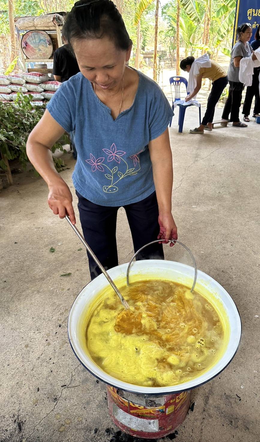 ? ส่งเสริม เพื่อสร้างสรรค์!! พช.ราชบุรี เดินหน้าขับเคลื่อนโครงการอนุรักษ์พันธุกรรมพืชอันเนื่องมาจากพระราชดำริสมเด็จพระเทพรัตนราชสุดาฯ สยามบรมราชกุมารี (อพ.สธ.) กิจกรรมที่ 2 สร้างสรรค์การใช้ประโยชน์จากต้นไม้ประจำจังหวัด (ต้นโมกมัน) เพื่อพัฒนาคุณภาพชีวิต เป็นมิตรกับสิ่งแวดล้อม ณ ศูนย์ทอผ้าจก วัดรางบัว ตำบลรางบัว อำเภอจอมบึง จังหวัดราชบุรี