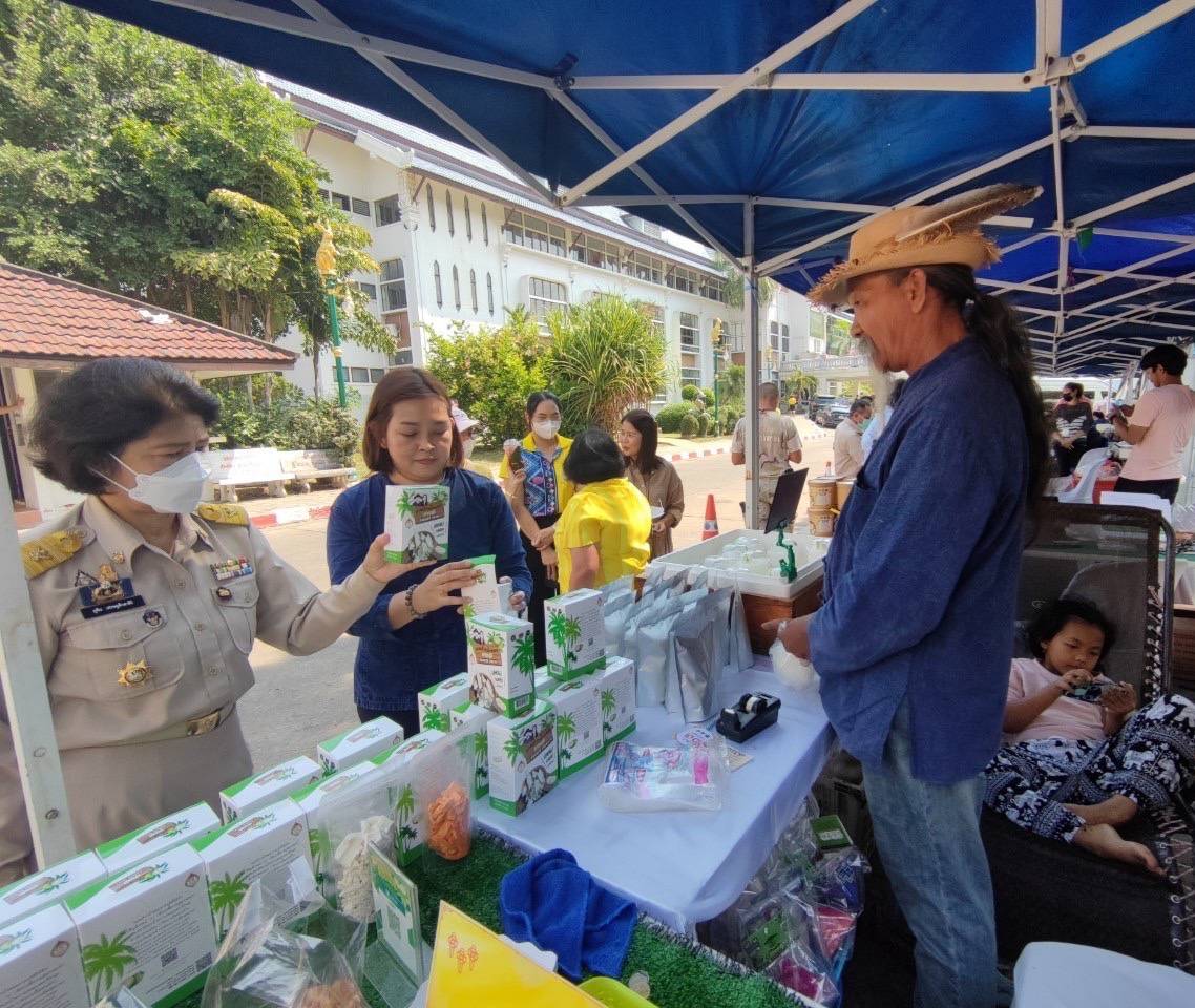 ? พช.ราชบุรี จับมือ เครือข่าย KBO จังหวัด จัดกิจกรรมทดสอบตลาดผลิตภัณฑ์ KBO ณ ตลาดนัดประชารัฐ คนไทยยิ้มได้ หน้าศาลากลางจังหวัดราชบุรี