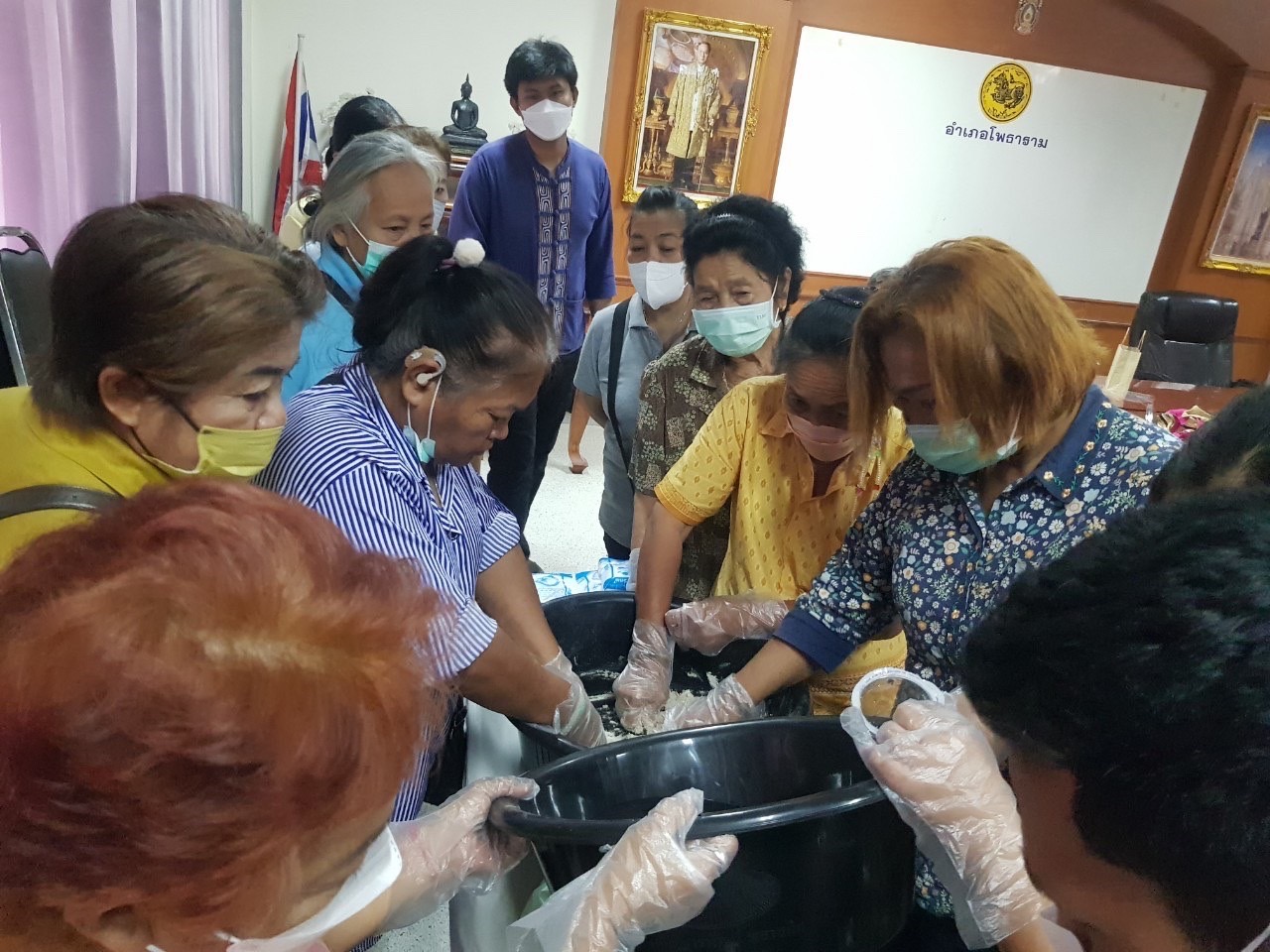 ? พช.ราชบุรี ดำเนินกิจกรรมโครงการฝึกอาชีพพัฒนาคนทุกช่วงวัยตามหลักปรัชญาของเศรษฐกิจพอเพียง (การทำไข่เค็มไอโอดีน)