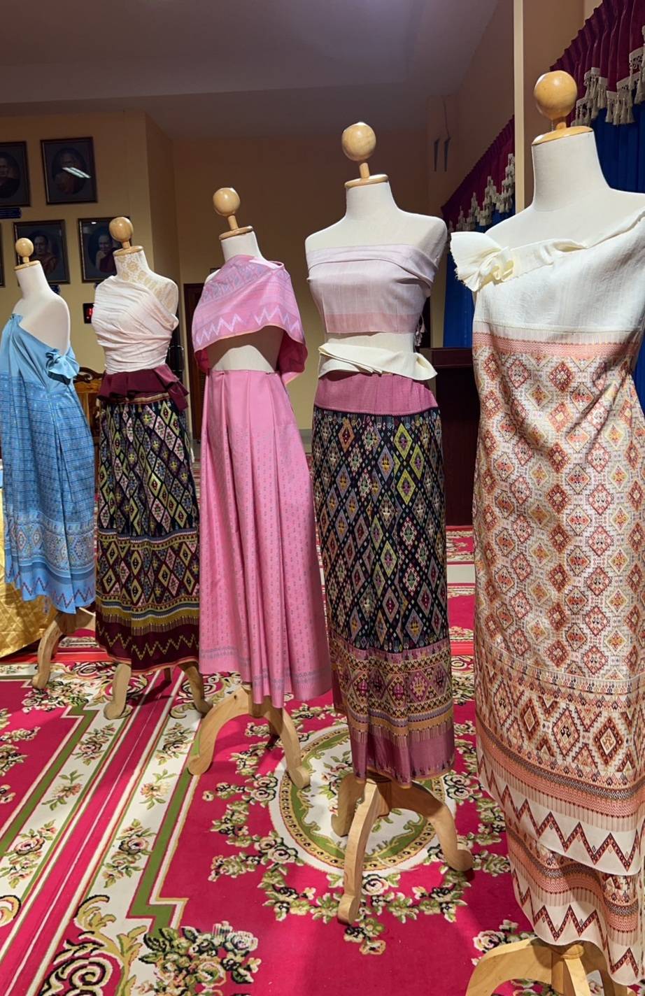 จังหวัดราชบุรี จัดพิธีมอบลายผ้าพระราชทาน “ผ้าลายดอกรักราชกัญญา” สืบสานพระราชปณิธาน ต่อยอดการพัฒนา สร้างงาน สร้างรายได้ กระจายสู่ชุมชนอย่างยั่งยืน