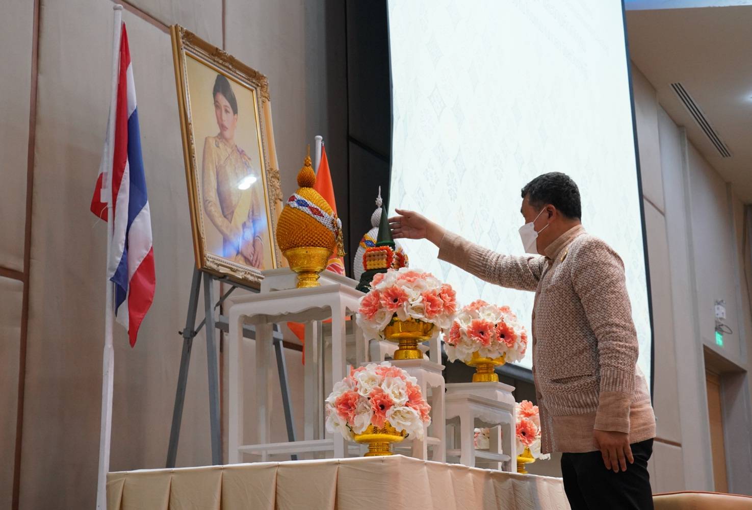 ?จังหวัดราชบุรีเป็นเจ้าภาพ จัดโครงการยกระดับการพัฒนาผลิตภัณฑ์ภูมิปัญญา ผ้าไทยและงานหัตถกรรมชุมชน เขตภาคกลาง จุดดำเนินการที่ 5 กิจกรรมที่ 1 การพัฒนาศักยภาพผู้ผลิต ผู้ประกอบการ OTOP ด้านผ้าไทย และงานหัตถกรรม (Coaching) “ผ้าลายดอกรักราชกัญญา” สร้างงาน สร้างรายได้อย่างยั่งยืน