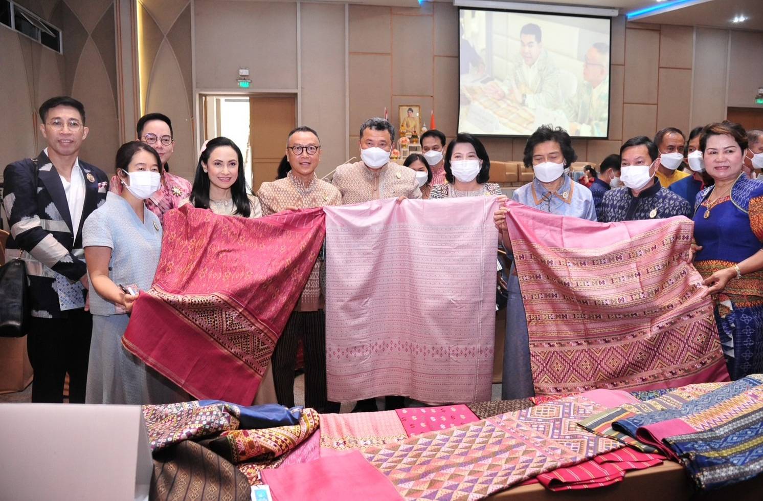 ?จังหวัดราชบุรีเป็นเจ้าภาพ จัดโครงการยกระดับการพัฒนาผลิตภัณฑ์ภูมิปัญญา ผ้าไทยและงานหัตถกรรมชุมชน เขตภาคกลาง จุดดำเนินการที่ 5 กิจกรรมที่ 1 การพัฒนาศักยภาพผู้ผลิต ผู้ประกอบการ OTOP ด้านผ้าไทย และงานหัตถกรรม (Coaching) “ผ้าลายดอกรักราชกัญญา” สร้างงาน สร้างรายได้อย่างยั่งยืน