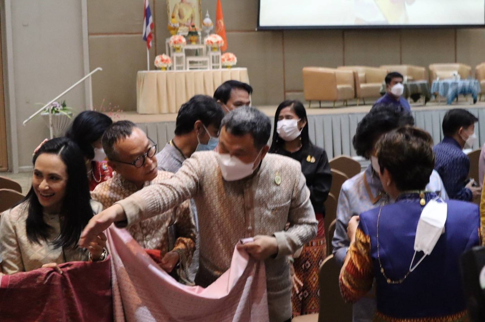 ?จังหวัดราชบุรีเป็นเจ้าภาพ จัดโครงการยกระดับการพัฒนาผลิตภัณฑ์ภูมิปัญญา ผ้าไทยและงานหัตถกรรมชุมชน เขตภาคกลาง จุดดำเนินการที่ 5 กิจกรรมที่ 1 การพัฒนาศักยภาพผู้ผลิต ผู้ประกอบการ OTOP ด้านผ้าไทย และงานหัตถกรรม (Coaching) “ผ้าลายดอกรักราชกัญญา” สร้างงาน สร้างรายได้อย่างยั่งยืน