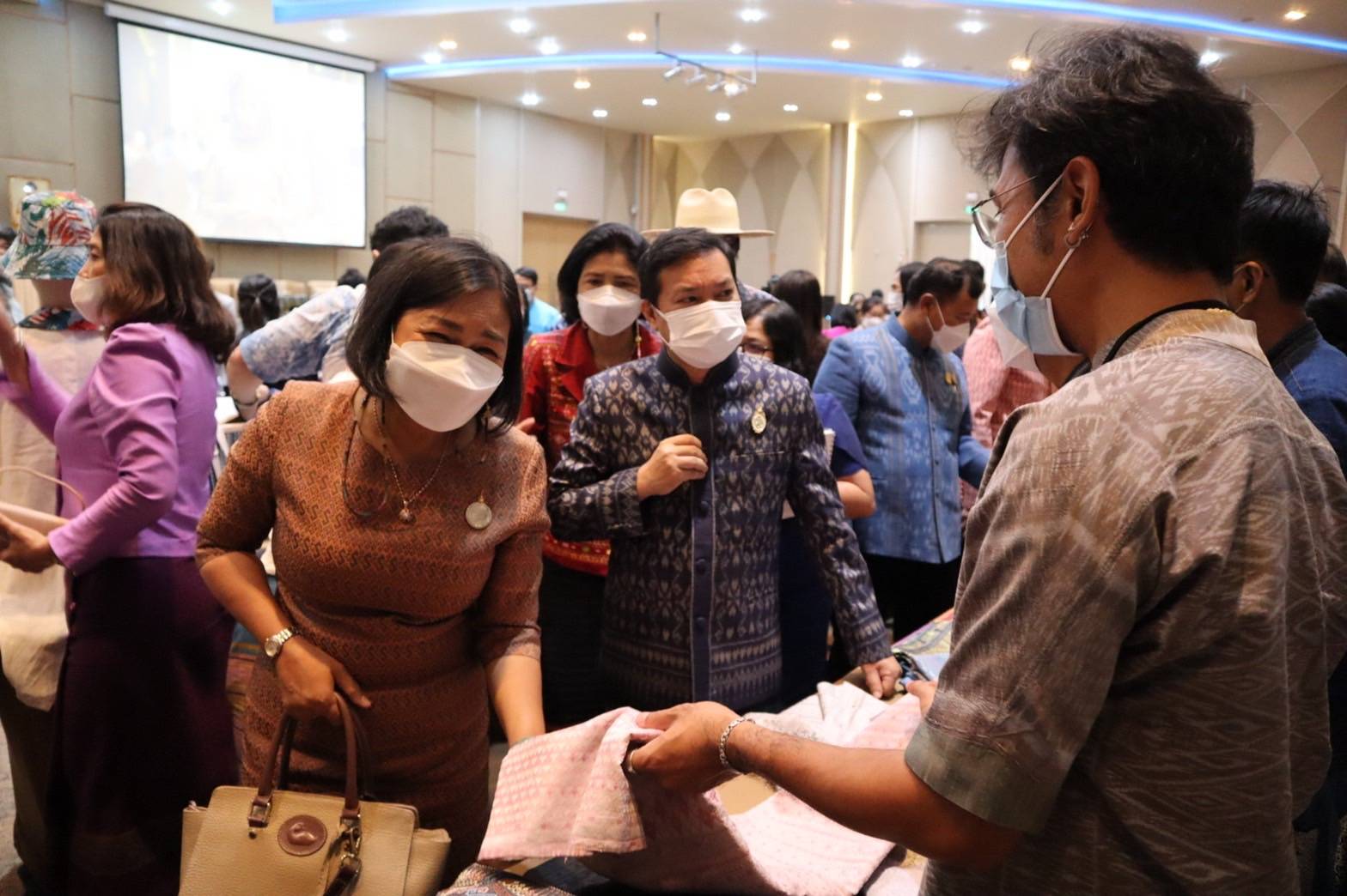 ?จังหวัดราชบุรีเป็นเจ้าภาพ จัดโครงการยกระดับการพัฒนาผลิตภัณฑ์ภูมิปัญญา ผ้าไทยและงานหัตถกรรมชุมชน เขตภาคกลาง จุดดำเนินการที่ 5 กิจกรรมที่ 1 การพัฒนาศักยภาพผู้ผลิต ผู้ประกอบการ OTOP ด้านผ้าไทย และงานหัตถกรรม (Coaching) “ผ้าลายดอกรักราชกัญญา” สร้างงาน สร้างรายได้อย่างยั่งยืน