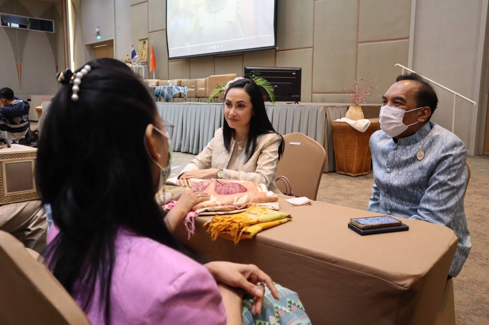 ?จังหวัดราชบุรีเป็นเจ้าภาพ จัดโครงการยกระดับการพัฒนาผลิตภัณฑ์ภูมิปัญญา ผ้าไทยและงานหัตถกรรมชุมชน เขตภาคกลาง จุดดำเนินการที่ 5 กิจกรรมที่ 1 การพัฒนาศักยภาพผู้ผลิต ผู้ประกอบการ OTOP ด้านผ้าไทย และงานหัตถกรรม (Coaching) “ผ้าลายดอกรักราชกัญญา” สร้างงาน สร้างรายได้อย่างยั่งยืน