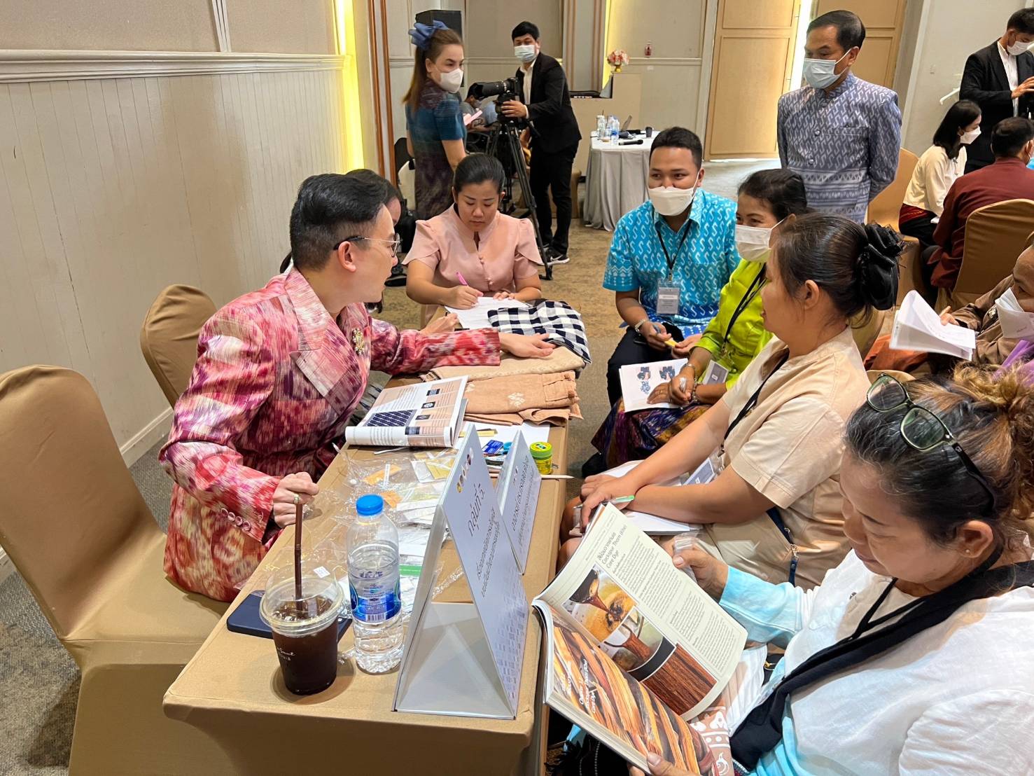 ?จังหวัดราชบุรีเป็นเจ้าภาพ จัดโครงการยกระดับการพัฒนาผลิตภัณฑ์ภูมิปัญญา ผ้าไทยและงานหัตถกรรมชุมชน เขตภาคกลาง จุดดำเนินการที่ 5 กิจกรรมที่ 1 การพัฒนาศักยภาพผู้ผลิต ผู้ประกอบการ OTOP ด้านผ้าไทย และงานหัตถกรรม (Coaching) “ผ้าลายดอกรักราชกัญญา” สร้างงาน สร้างรายได้อย่างยั่งยืน