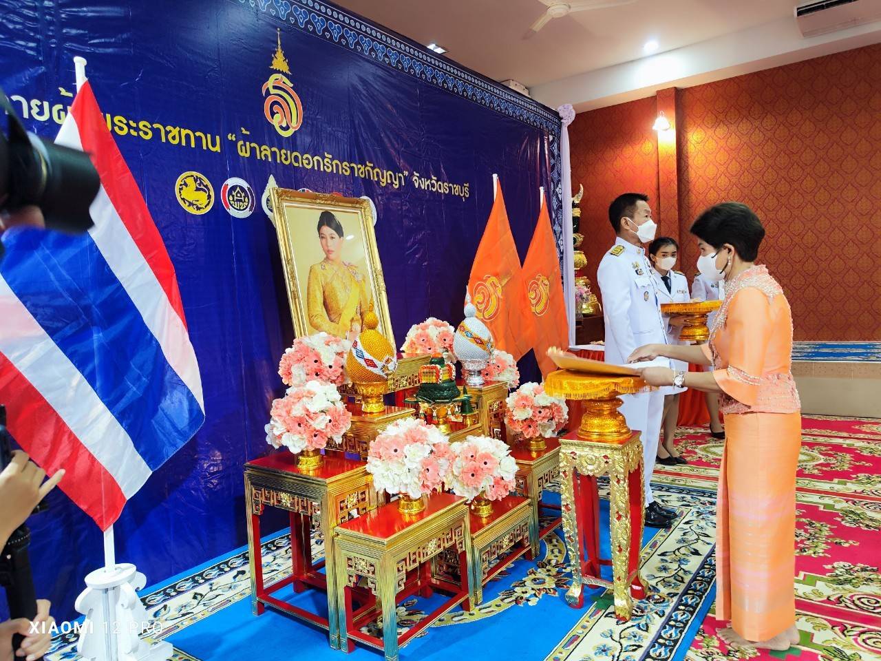 จังหวัดราชบุรี จัดพิธีมอบลายผ้าพระราชทาน “ผ้าลายดอกรักราชกัญญา” สืบสานพระราชปณิธาน ต่อยอดการพัฒนา สร้างงาน สร้างรายได้ กระจายสู่ชุมชนอย่างยั่งยืน