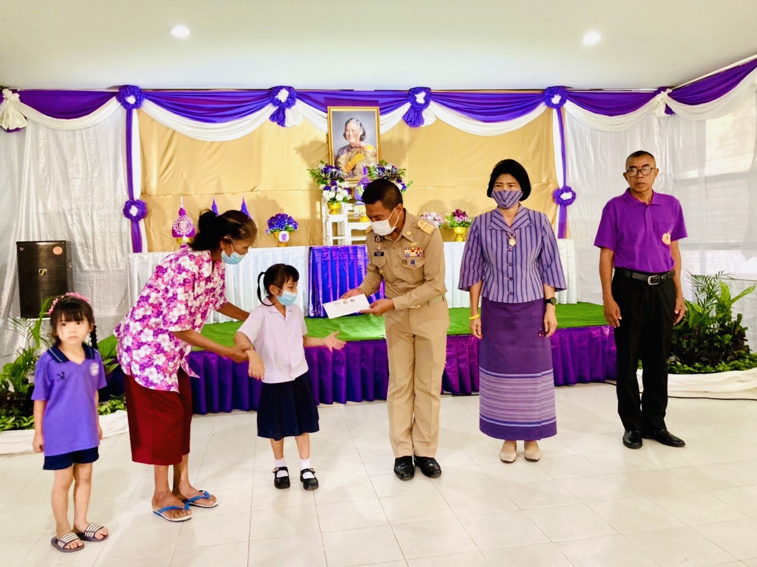 ? พิธีวางพานพุ่มถวายเครื่องราชสักการะ และมอบทุนอุปการะเด็กกองทุนพัฒนาเด็กชนบทในพระบรมราชูปถัมภ์ สมเด็จพระเทพรัตนราชสุดา ฯ สยามบรมราชกุมารี เนื่องในวันคล้ายวันพระราชสมภพสมเด็จพระกนิษฐาธิราชเจ้า กรมสมเด็จพระเทพรัตนราชสุดาฯ สยามบรมราชกุมารี 2 เมษายน 2566