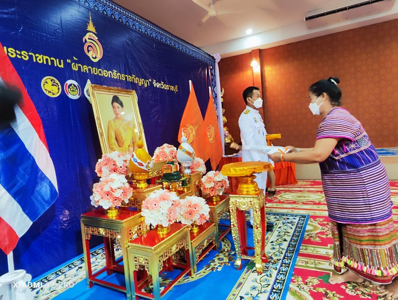 จังหวัดราชบุรี จัดพิธีมอบลายผ้าพระราชทาน “ผ้าลายดอกรักราชกัญญา” สืบสานพระราชปณิธาน ต่อยอดการพัฒนา สร้างงาน สร้างรายได้ กระจายสู่ชุมชนอย่างยั่งยืน