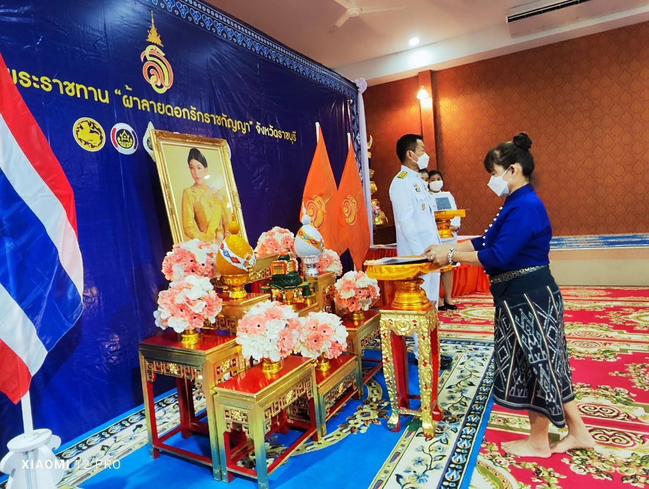 จังหวัดราชบุรี จัดพิธีมอบลายผ้าพระราชทาน “ผ้าลายดอกรักราชกัญญา” สืบสานพระราชปณิธาน ต่อยอดการพัฒนา สร้างงาน สร้างรายได้ กระจายสู่ชุมชนอย่างยั่งยืน