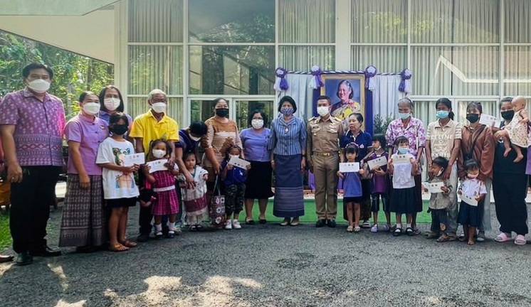 ? พิธีวางพานพุ่มถวายเครื่องราชสักการะ และมอบทุนอุปการะเด็กกองทุนพัฒนาเด็กชนบทในพระบรมราชูปถัมภ์ สมเด็จพระเทพรัตนราชสุดา ฯ สยามบรมราชกุมารี เนื่องในวันคล้ายวันพระราชสมภพสมเด็จพระกนิษฐาธิราชเจ้า กรมสมเด็จพระเทพรัตนราชสุดาฯ สยามบรมราชกุมารี 2 เมษายน 2566