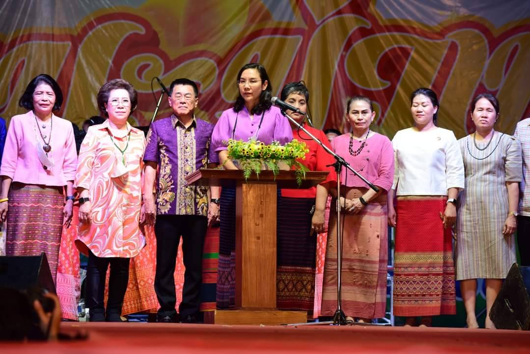 ?พช.ราชบุรีร่วมพิธีเปิดงานมะม่วงและของดีปากท่อและจัดการประกวดเพื่อรณรงค์ส่งเสริมการสวมใส่ผ้าไทย”สตรีสดใส ผ้าไทยใส่สนุก”