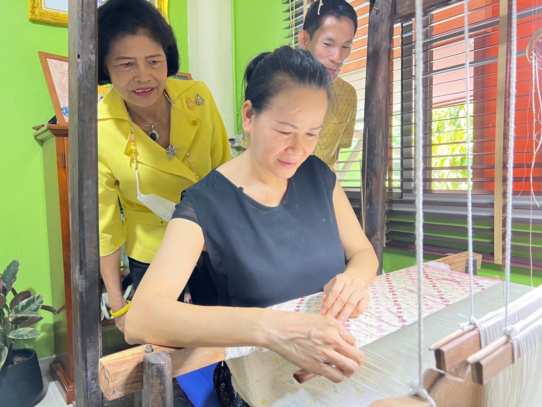 ?พช.ราชบุรี ลงพื้นที่ติดตามความก้าวหน้าผู้ผลิต ผู้ประกอบการ OTOP ประเภทผ้า เตรียมความพร้อมการพัฒนาลายผ้าทอเพื่อเข้าประกวดผ้าลายพระราชทาน “ผ้าลายดอกรักราชกัญญา” ประจำปี 2566 สนองพระดำริ สมเด็จพระเจ้าลูกเธอ เจ้าฟ้าสิริวัณณวรี นารีรัตนราชกัญญา