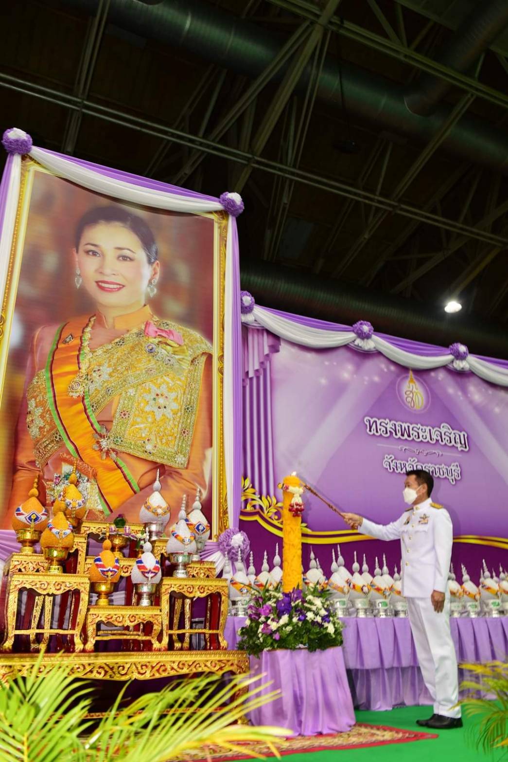 ?ผวจ.ราชบุรี นำพสกนิกรจุดเทียนถวายพระพรชัยมงคล เนื่องในโอกาสวันเฉลิมพระชนมพรรษา สมเด็จพระนางเจ้าฯ พระบรมราชินี 3 มิถุนายน 2566