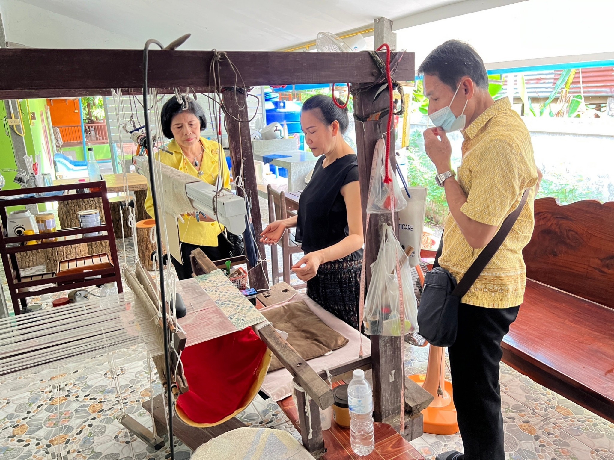 ?พช.ราชบุรี ลงพื้นที่ติดตามความก้าวหน้าผู้ผลิต ผู้ประกอบการ OTOP ประเภทผ้า เตรียมความพร้อมการพัฒนาลายผ้าทอเพื่อเข้าประกวดผ้าลายพระราชทาน “ผ้าลายดอกรักราชกัญญา” ประจำปี 2566 สนองพระดำริ สมเด็จพระเจ้าลูกเธอ เจ้าฟ้าสิริวัณณวรี นารีรัตนราชกัญญา