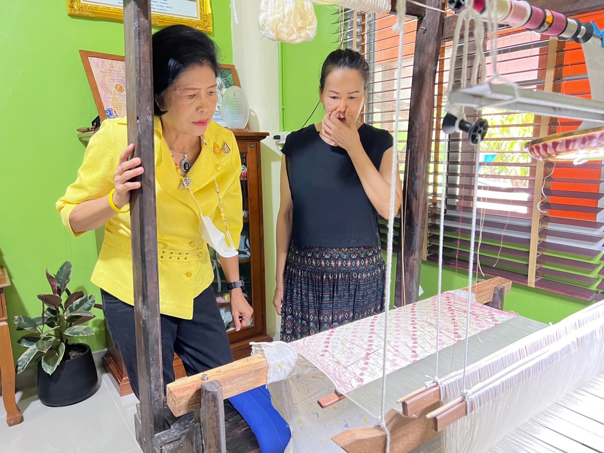 ?พช.ราชบุรี ลงพื้นที่ติดตามความก้าวหน้าผู้ผลิต ผู้ประกอบการ OTOP ประเภทผ้า เตรียมความพร้อมการพัฒนาลายผ้าทอเพื่อเข้าประกวดผ้าลายพระราชทาน “ผ้าลายดอกรักราชกัญญา” ประจำปี 2566 สนองพระดำริ สมเด็จพระเจ้าลูกเธอ เจ้าฟ้าสิริวัณณวรี นารีรัตนราชกัญญา