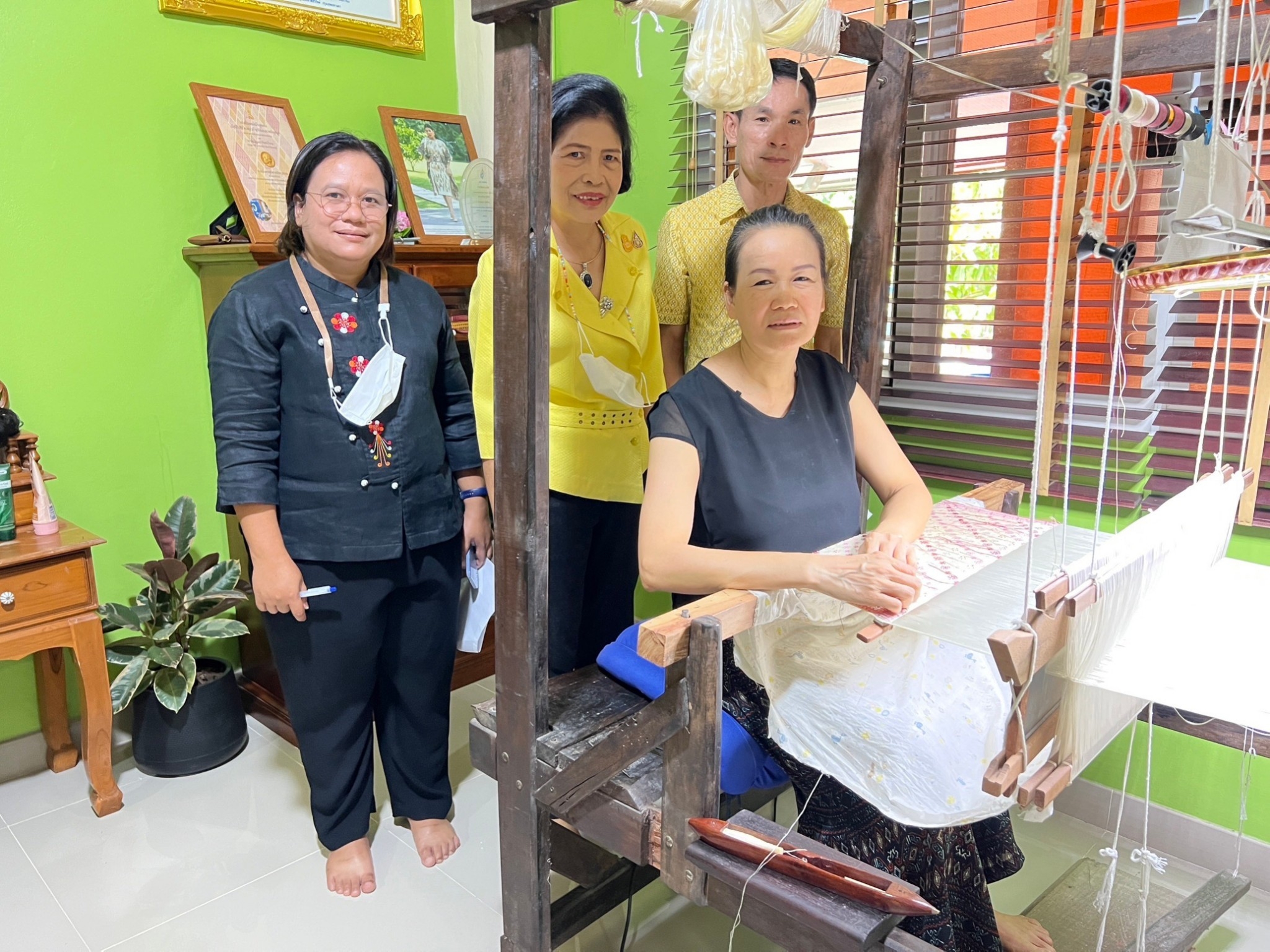 ?พช.ราชบุรี ลงพื้นที่ติดตามความก้าวหน้าผู้ผลิต ผู้ประกอบการ OTOP ประเภทผ้า เตรียมความพร้อมการพัฒนาลายผ้าทอเพื่อเข้าประกวดผ้าลายพระราชทาน “ผ้าลายดอกรักราชกัญญา” ประจำปี 2566 สนองพระดำริ สมเด็จพระเจ้าลูกเธอ เจ้าฟ้าสิริวัณณวรี นารีรัตนราชกัญญา