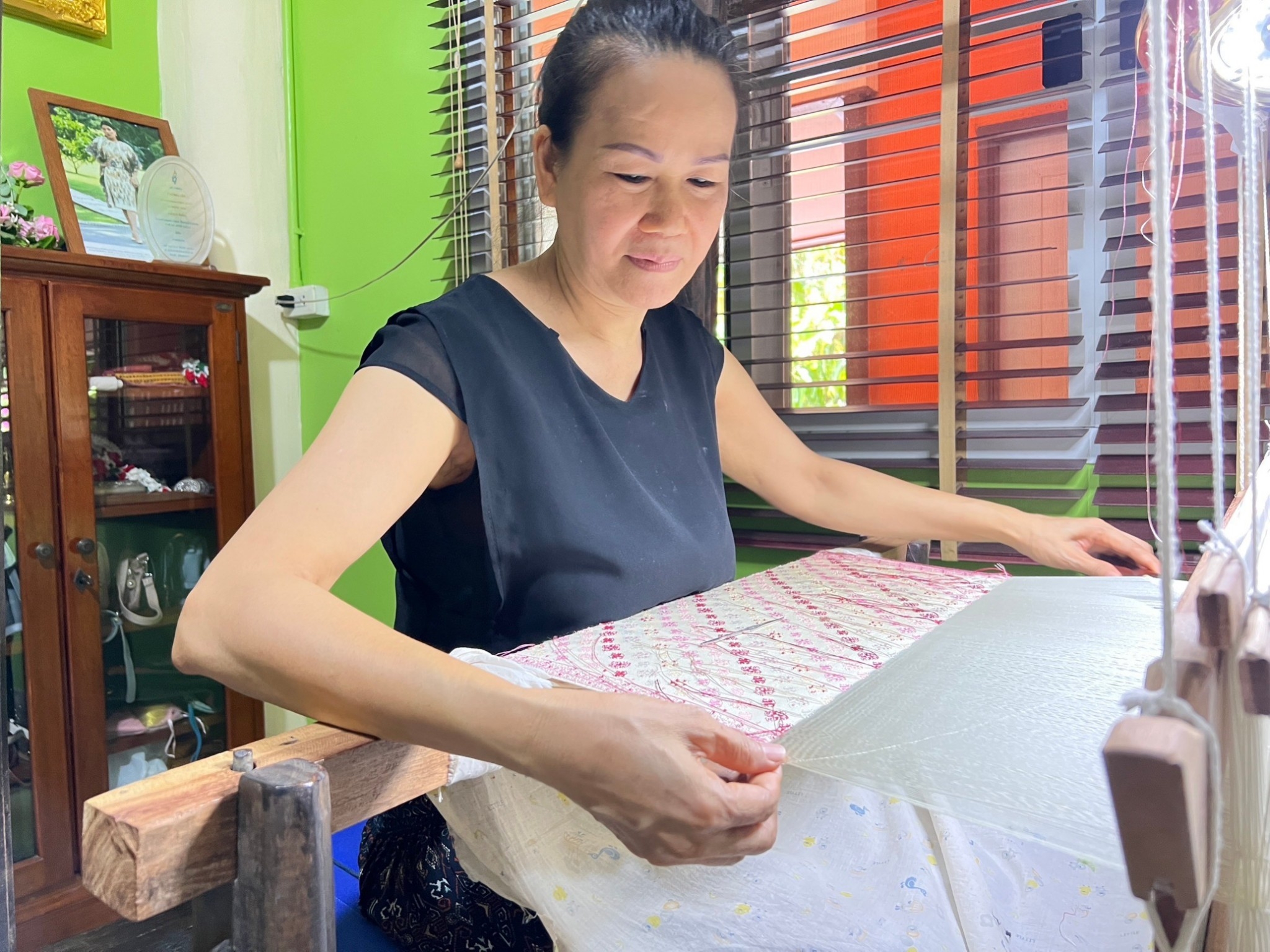 ?พช.ราชบุรี ลงพื้นที่ติดตามความก้าวหน้าผู้ผลิต ผู้ประกอบการ OTOP ประเภทผ้า เตรียมความพร้อมการพัฒนาลายผ้าทอเพื่อเข้าประกวดผ้าลายพระราชทาน “ผ้าลายดอกรักราชกัญญา” ประจำปี 2566 สนองพระดำริ สมเด็จพระเจ้าลูกเธอ เจ้าฟ้าสิริวัณณวรี นารีรัตนราชกัญญา