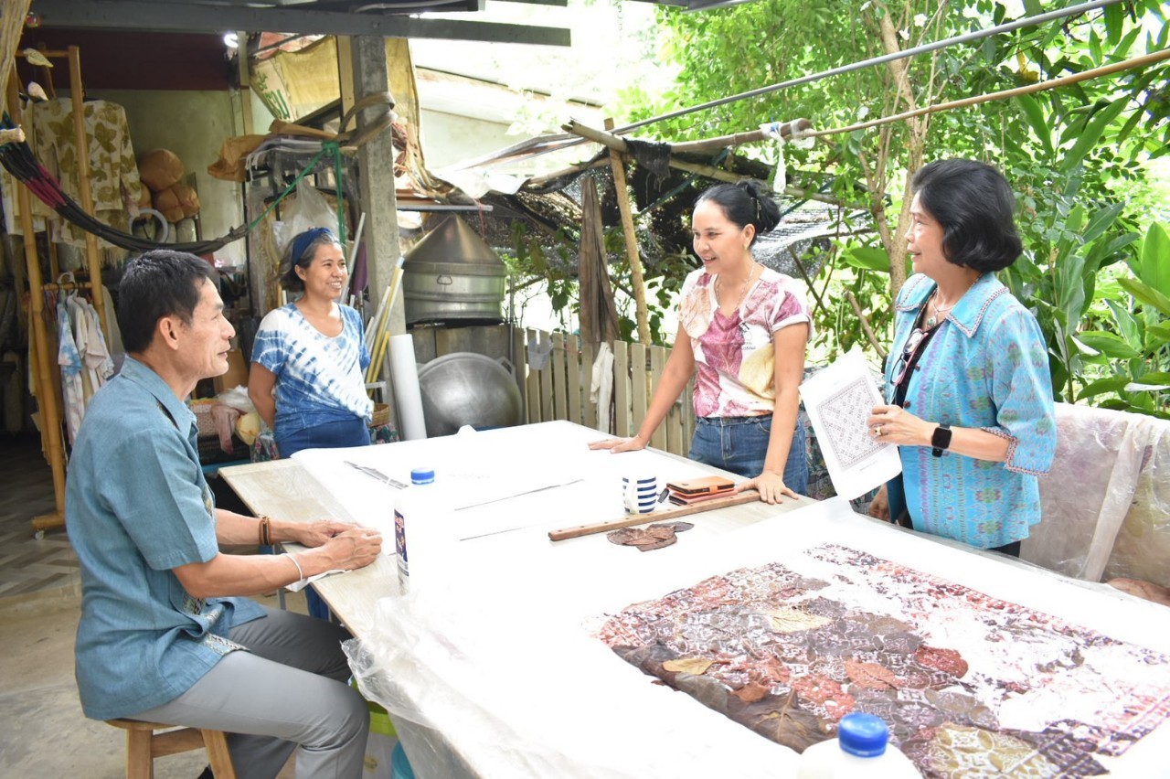 ?พช.ราชบุรี ติดตามความก้าวหน้าการพัฒนาลายผ้า ผู้ผลิต ผู้ประกอบการ OTOP ประเภทผ้า เตรียมประกวดผ้าลายพระราชทาน “ผ้าลายดอกรักราชกัญญา” สนองพระดำริ สมเด็จพระเจ้าลูกเธอ เจ้าฟ้าสิริวัณณวรี นารีรัตนราชกัญญา